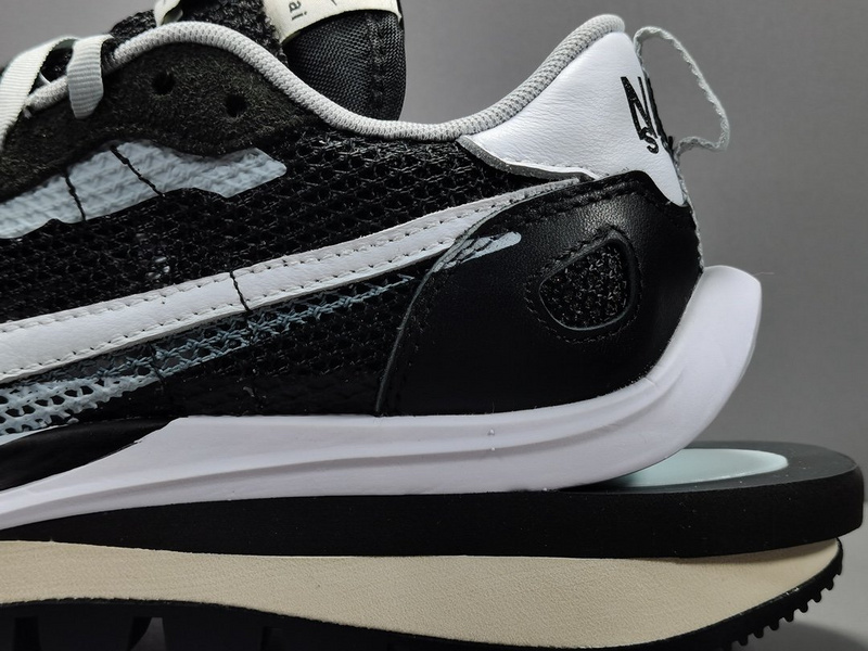 Sacai x NK VaporWaffle V1363-001