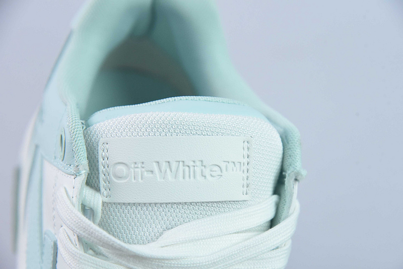 Off-White Sneaker