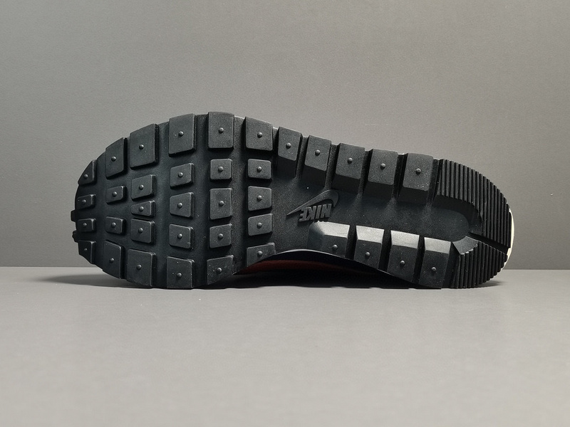 Sacai x NK VaporWaffle ＂Dark leis＂DD1875-500