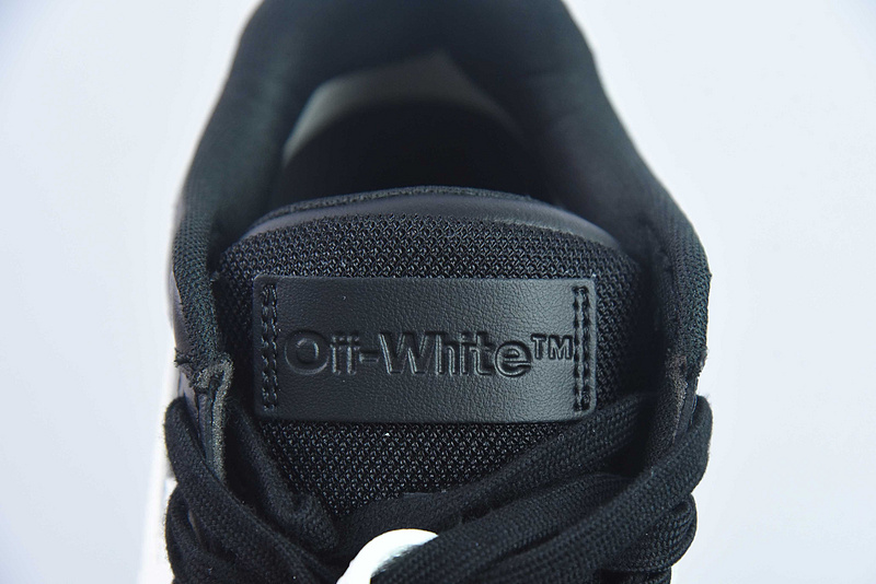 Off-White Sneaker