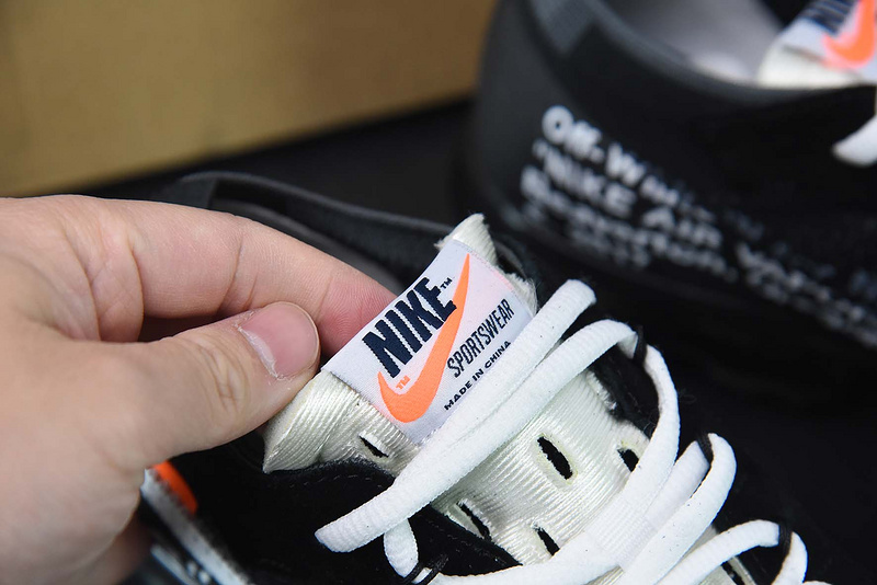 Off-White Sneaker