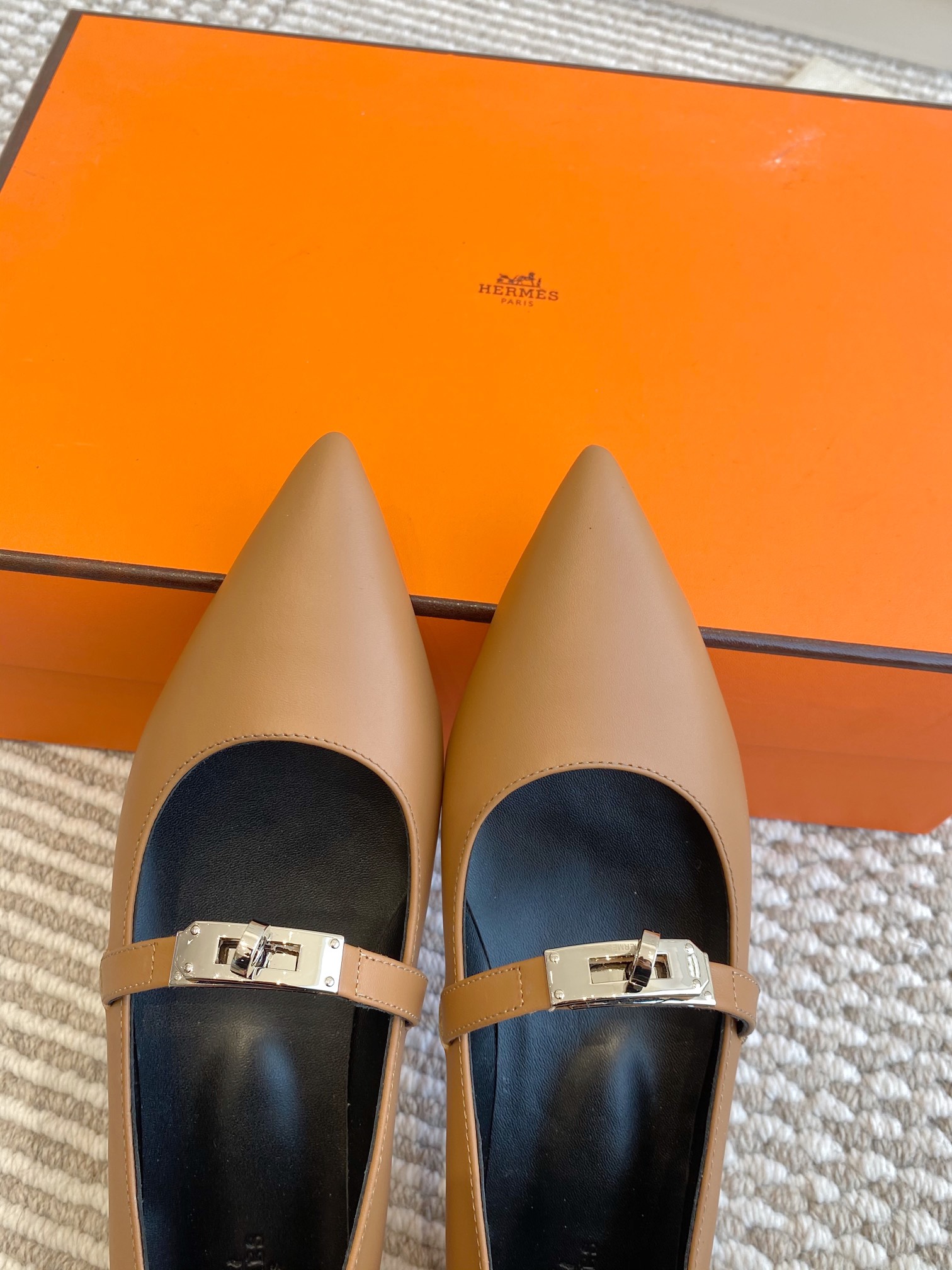 Hermes Kiari Kelly Flats (EU35-41)