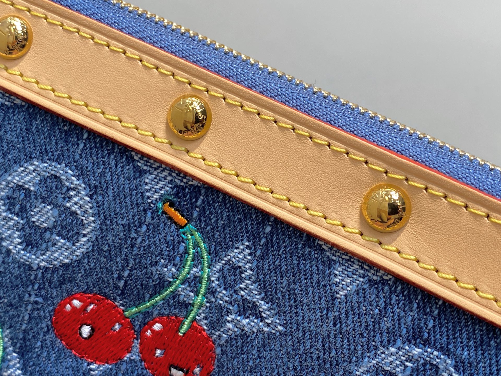 Louis Vuitton Pochette Accessoires (23.5 x 13.5 x 4 CM)