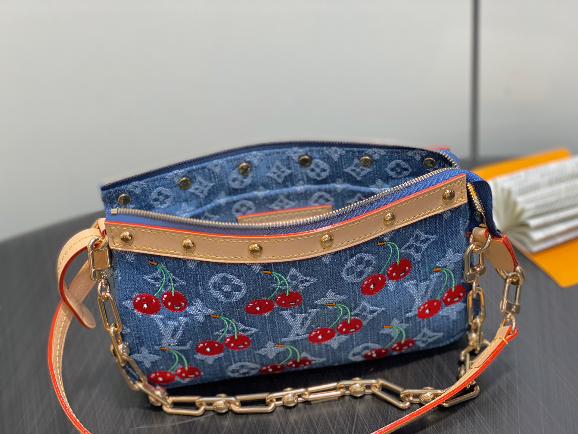 Louis Vuitton Pochette Accessoires (23.5 x 13.5 x 4 CM)