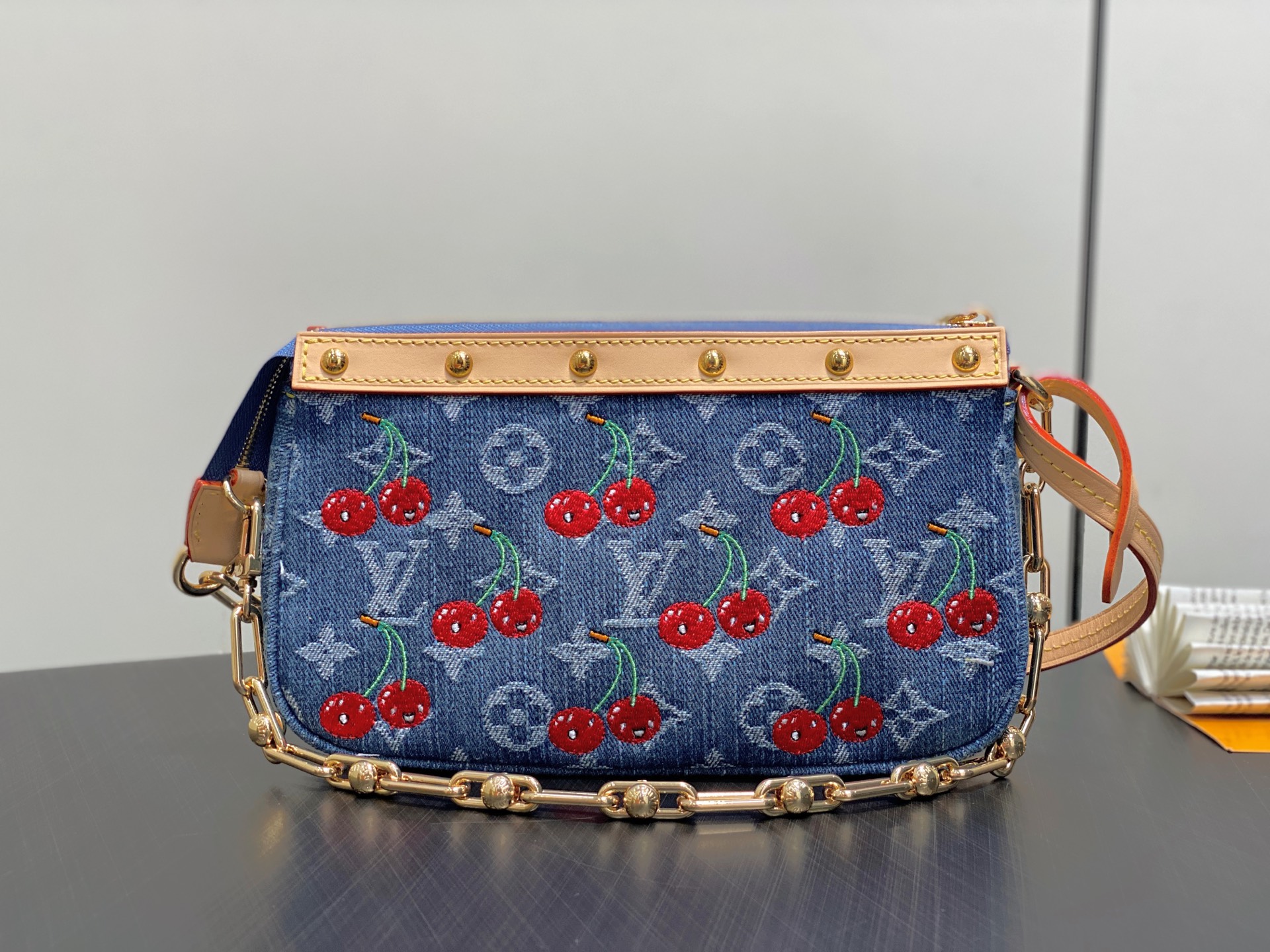 Louis Vuitton Pochette Accessoires (23.5 x 13.5 x 4 CM)
