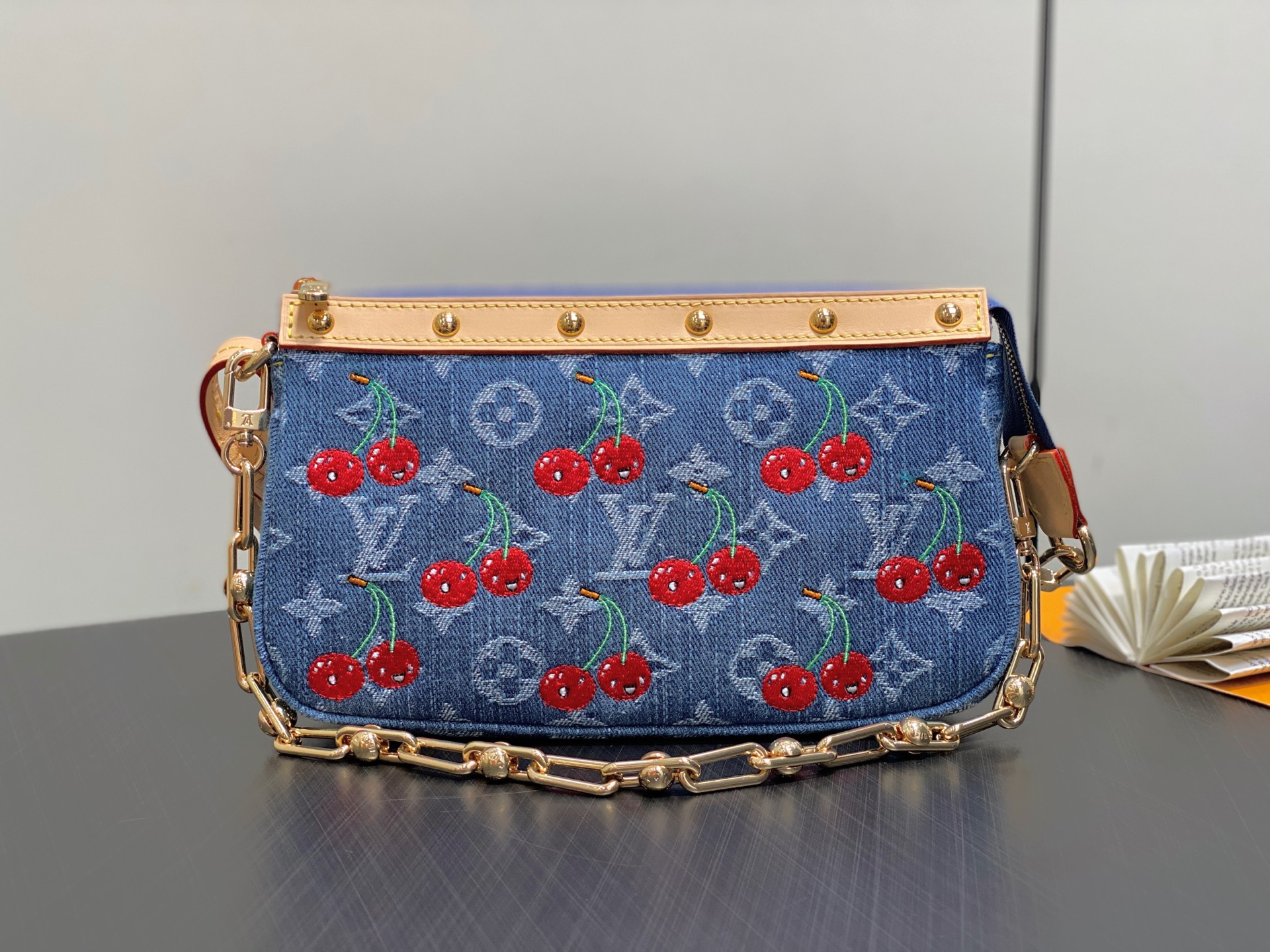 Louis Vuitton Pochette Accessoires (23.5 x 13.5 x 4 CM)