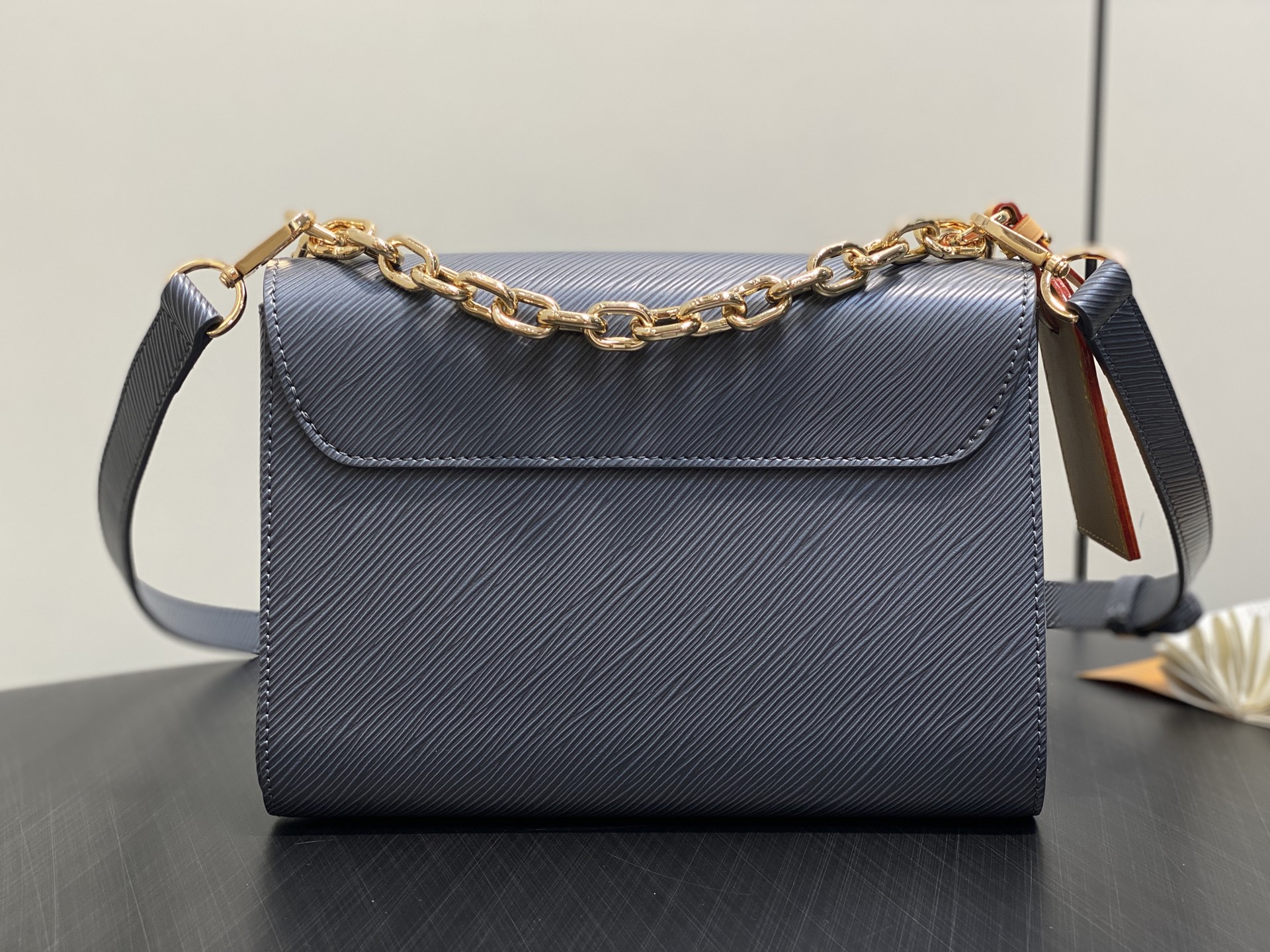 Louis Vuitton Twist MM Bag (23 x 16 x 8CM)