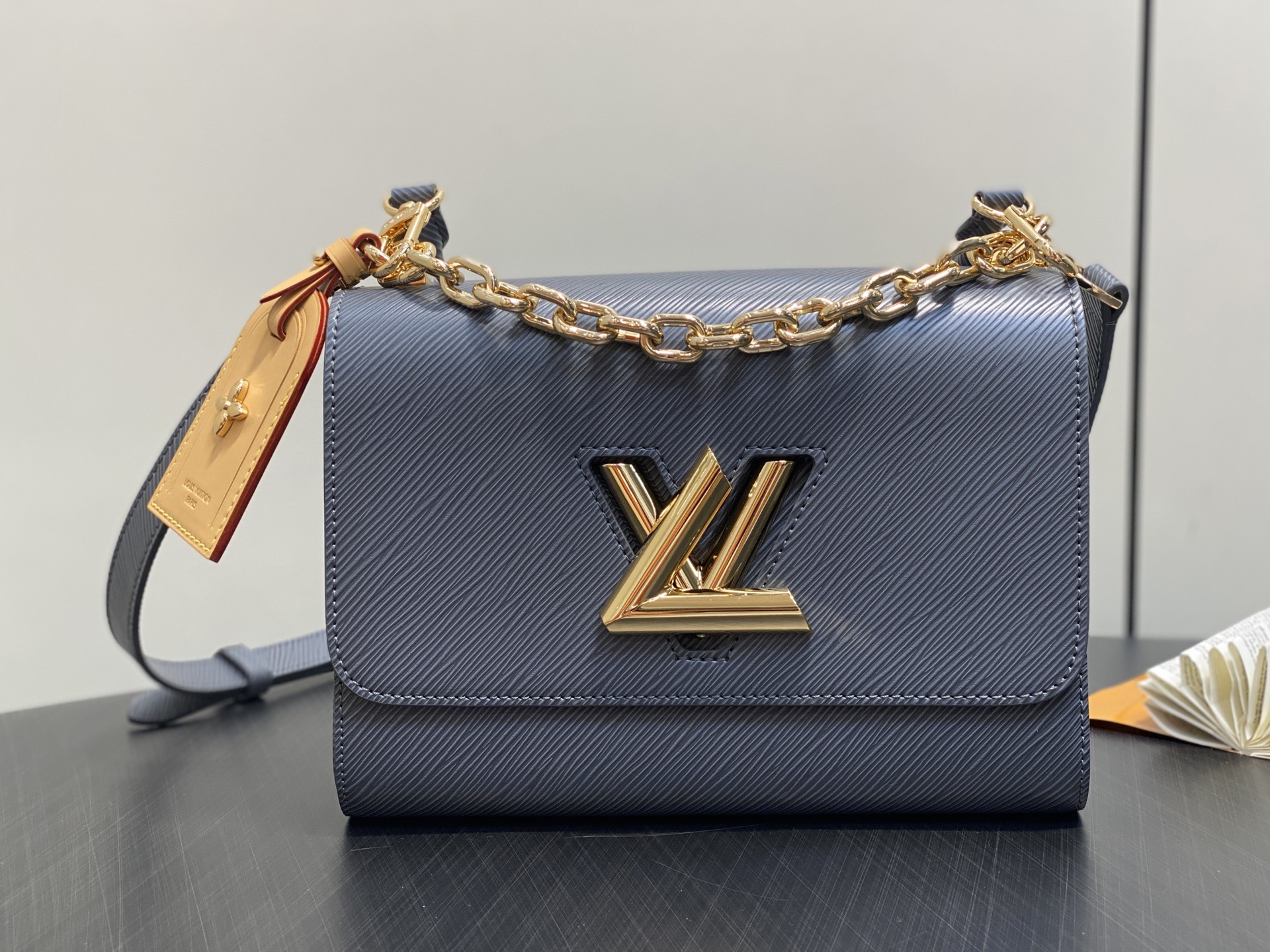 Louis Vuitton Twist MM Bag (23 x 16 x 8CM)