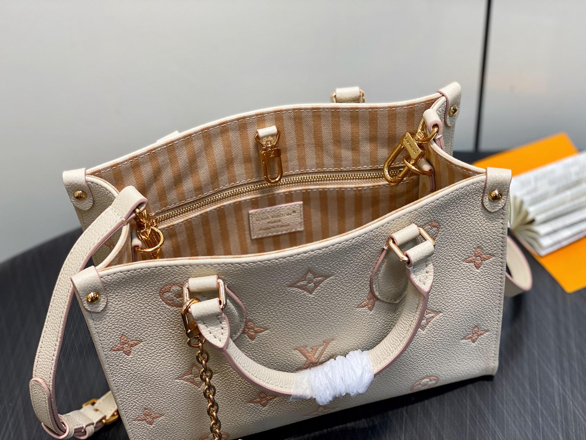 Louis Vuitton Onthego-19 x 11.5 x 25CM