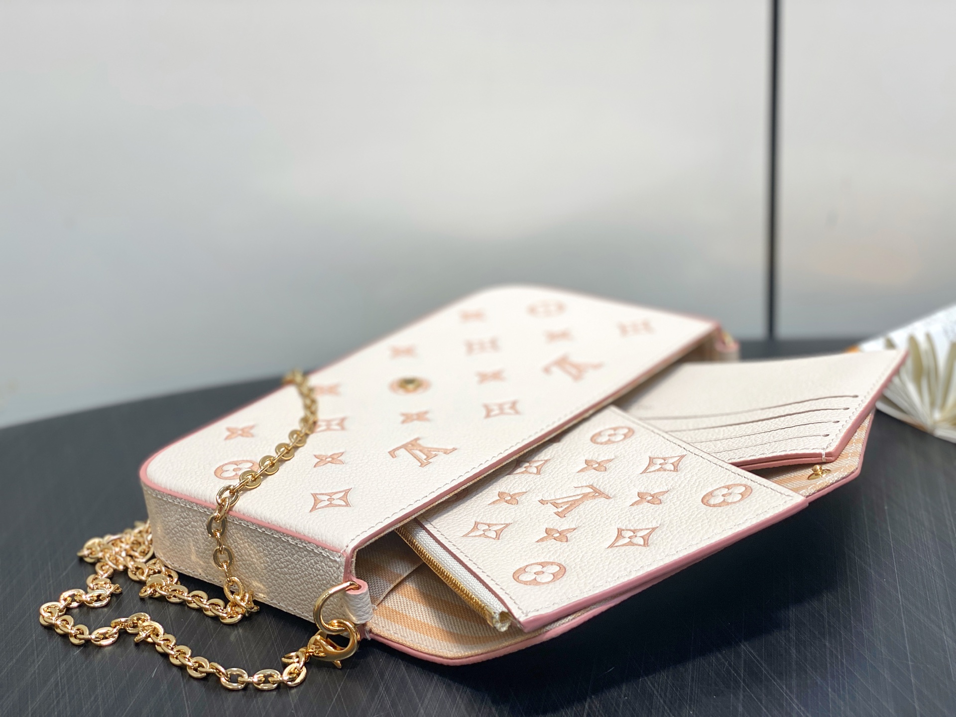 Louis Vuitton Pochette Felicie(21.0 x 11.0 x 2.0 CM)