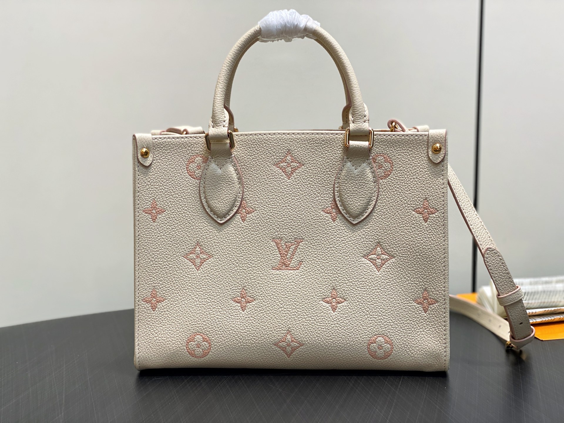 Louis Vuitton Onthego-19 x 11.5 x 25CM