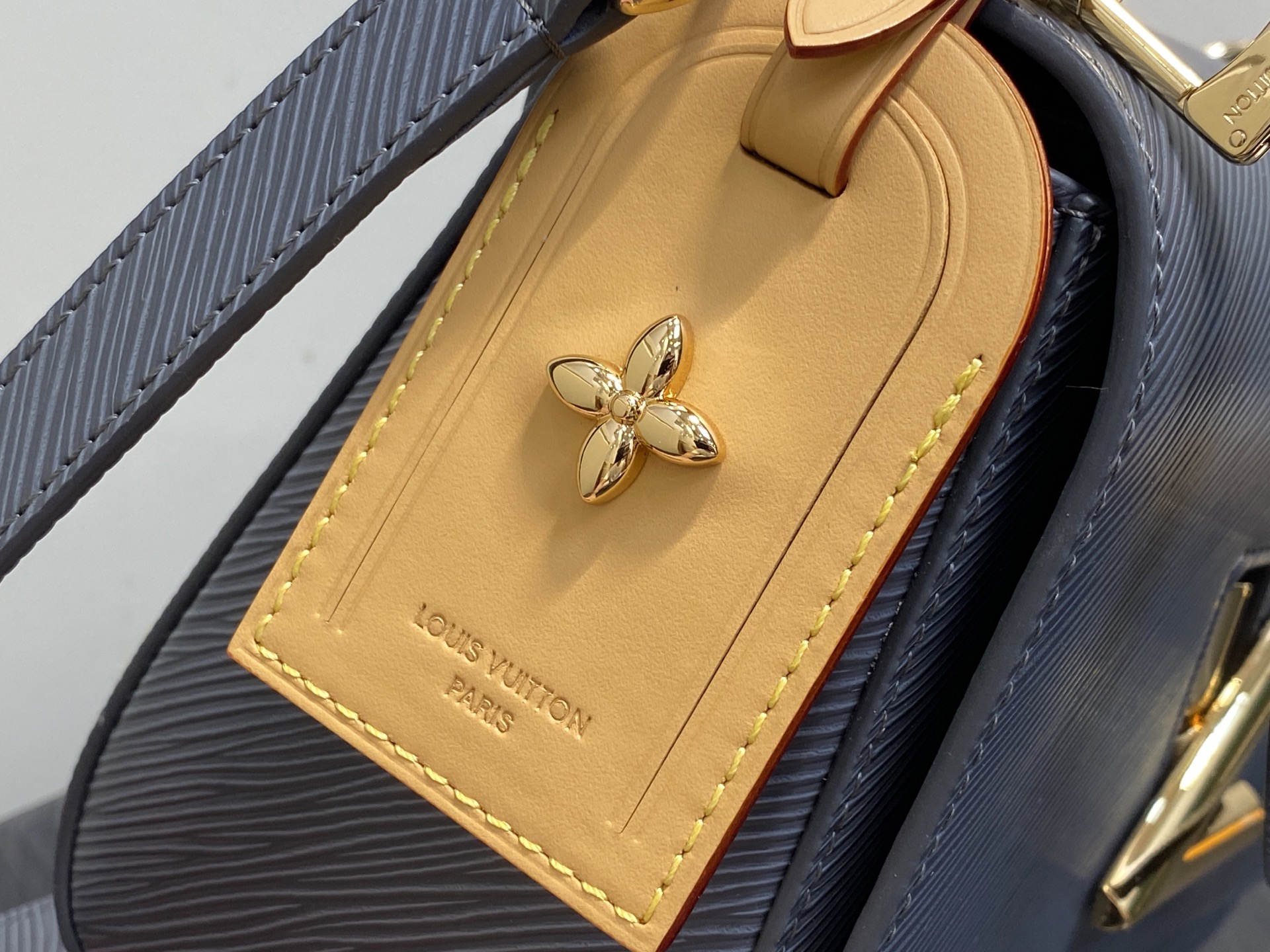 Louis Vuitton Twist MM Bag (23 x 16 x 8CM)