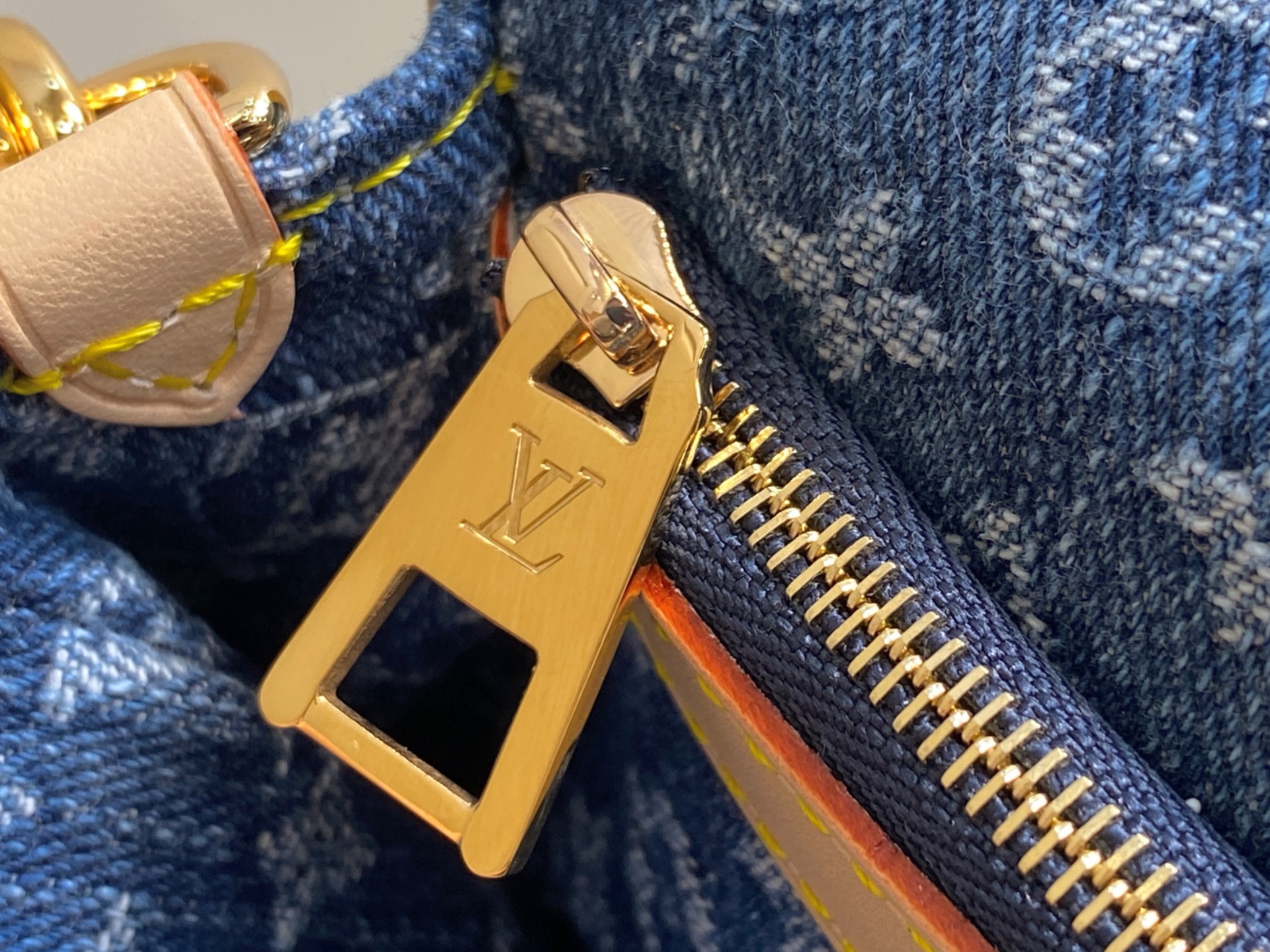 Louis Vuitton Nano Diane Bag (25.0× 9.0×15CM)