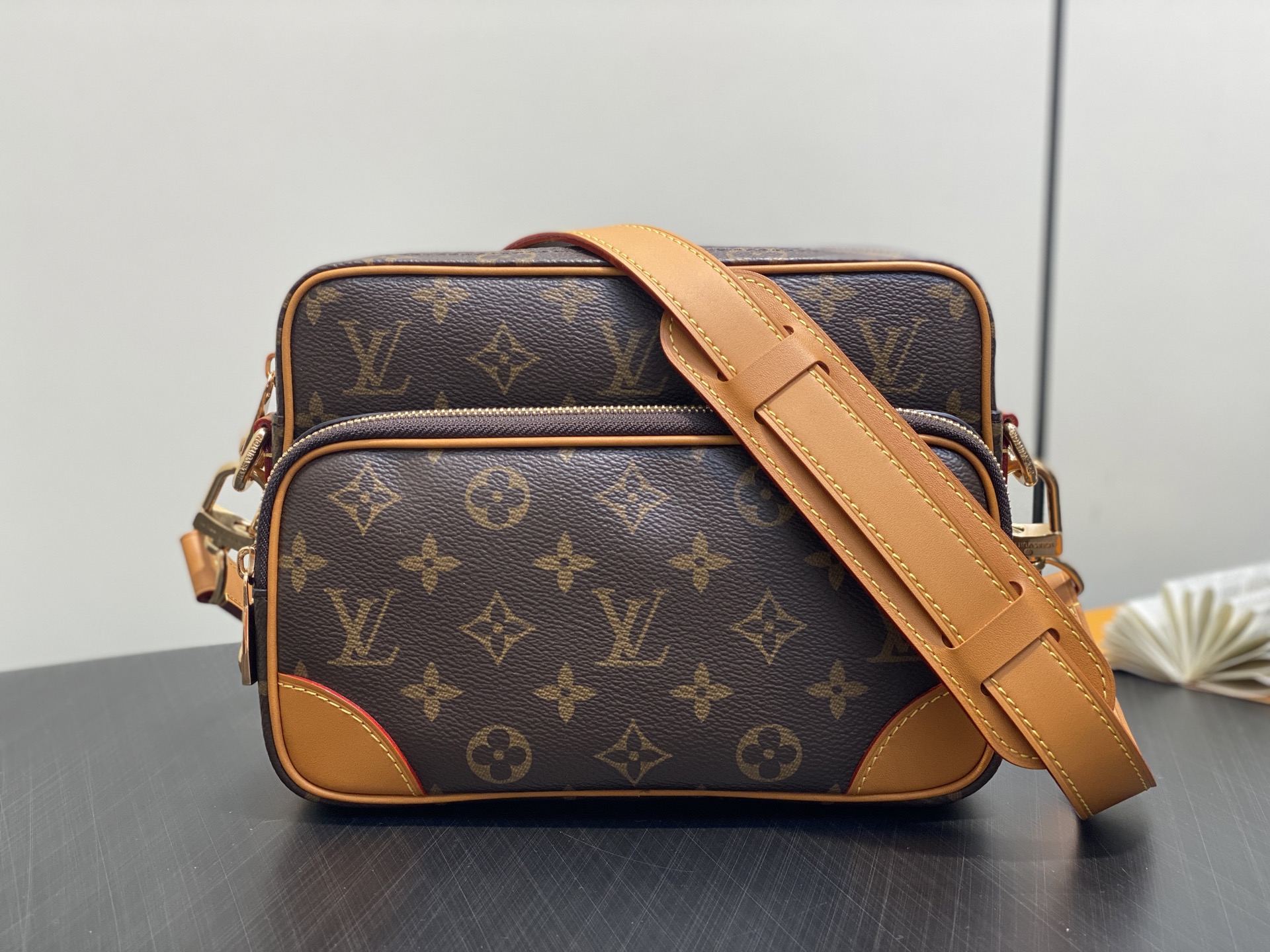 Louis Vuitton Nil Bd Bag (25.0× 9.0×15CM)