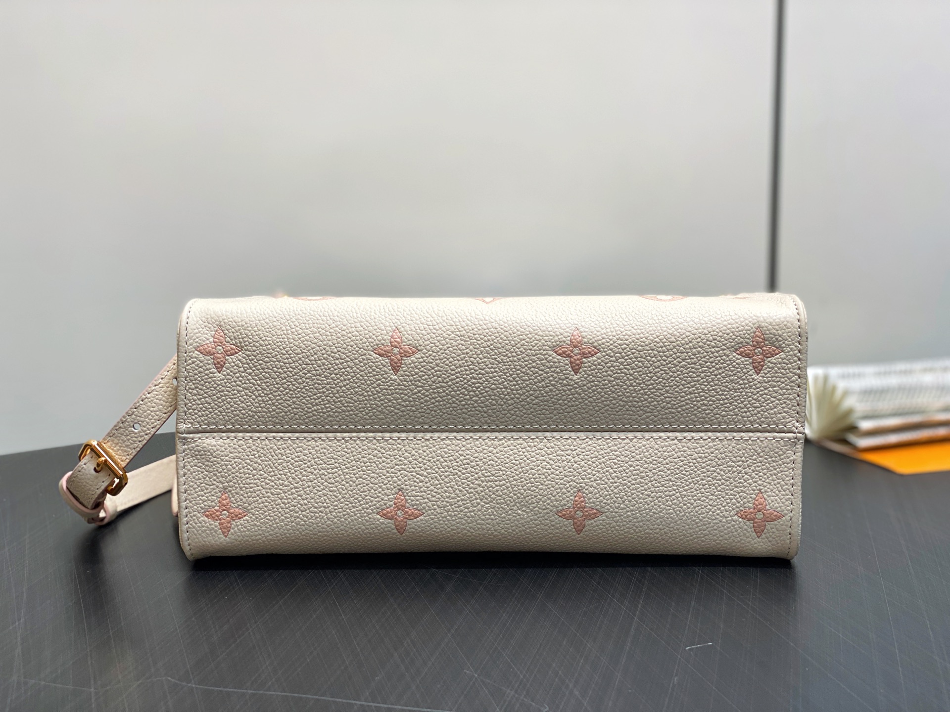 Louis Vuitton Onthego-19 x 11.5 x 25CM
