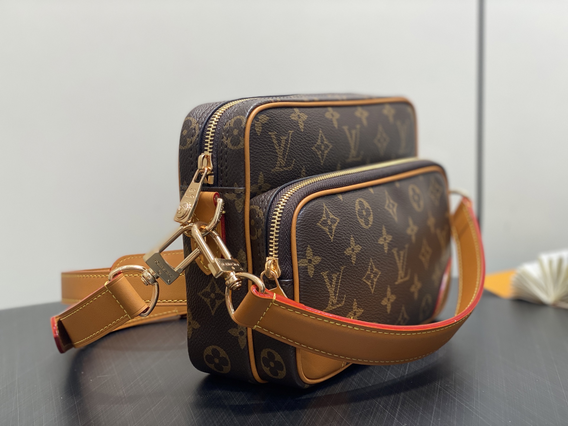 Louis Vuitton Nil Bd Bag (25.0× 9.0×15CM)