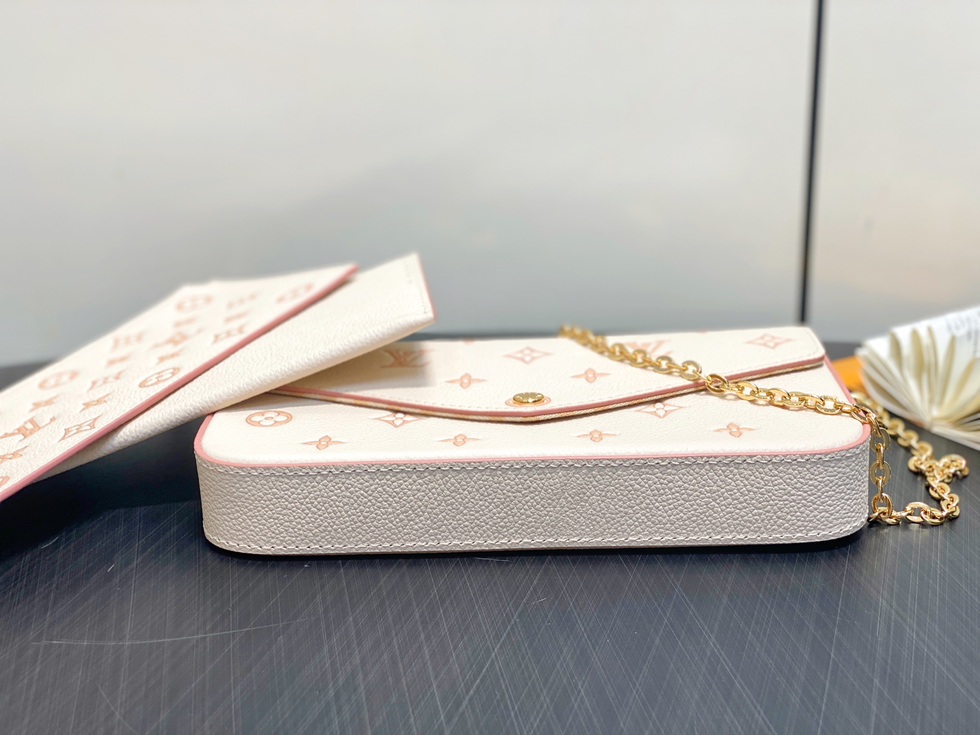 Louis Vuitton Pochette Felicie(21.0 x 11.0 x 2.0 CM)