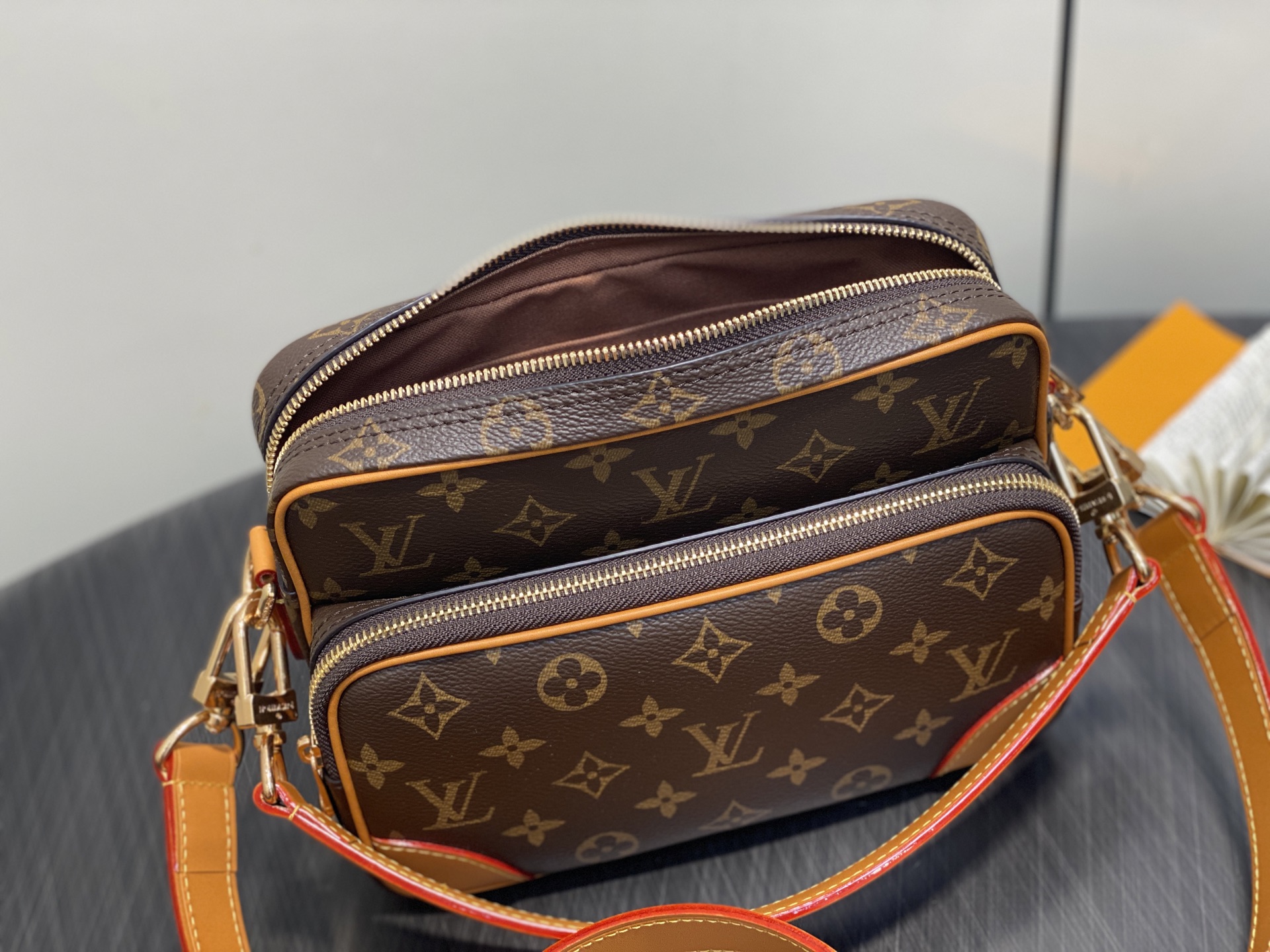 Louis Vuitton Nil Bd Bag (25.0× 9.0×15CM)