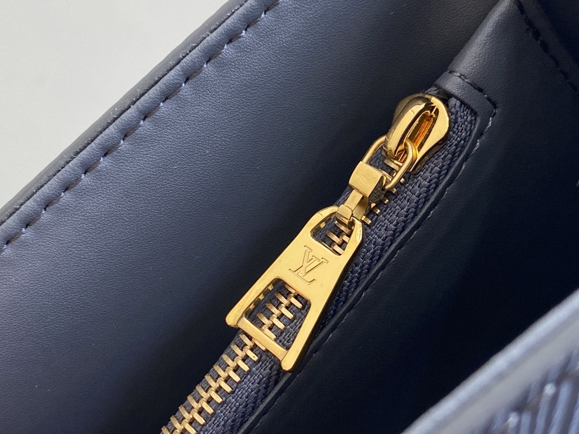 Louis Vuitton Twist MM Bag (23 x 16 x 8CM)