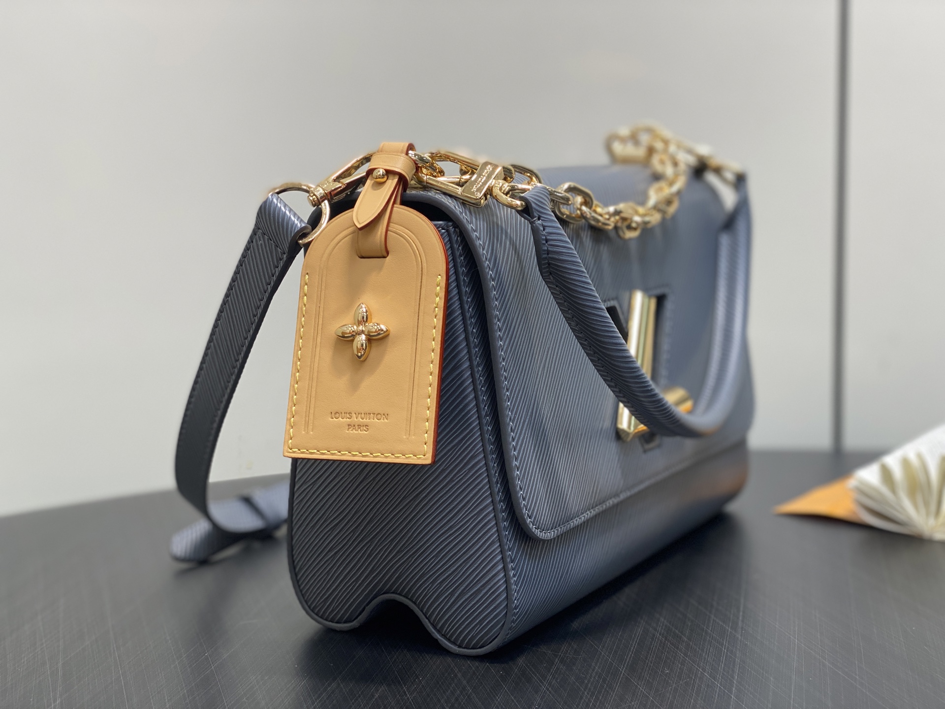 Louis Vuitton Twist MM Bag (23 x 16 x 8CM)