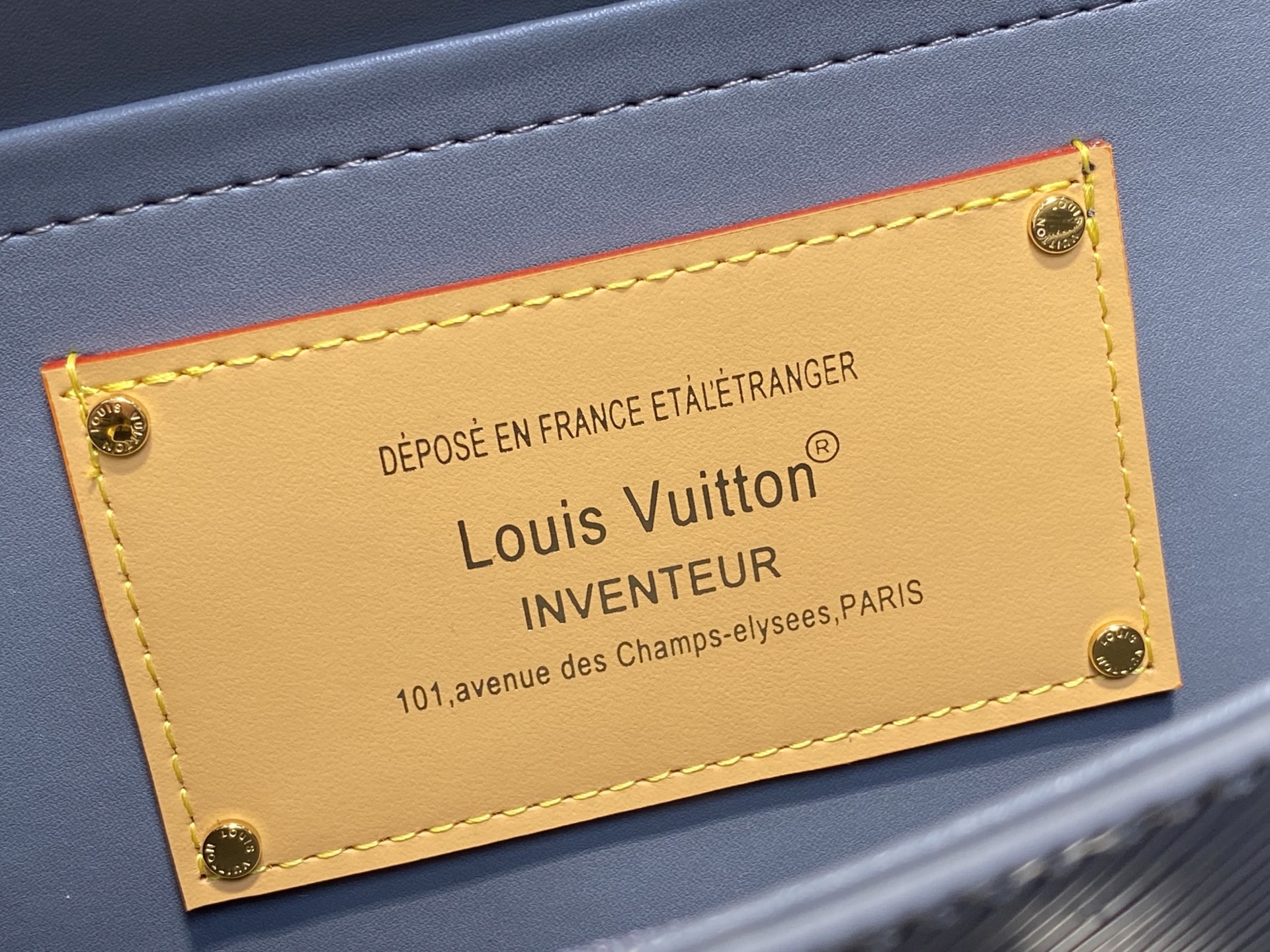 Louis Vuitton Twist MM Bag (23 x 16 x 8CM)