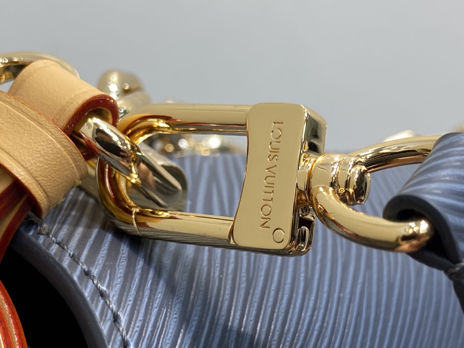 Louis Vuitton Twist MM Bag (23 x 16 x 8CM)