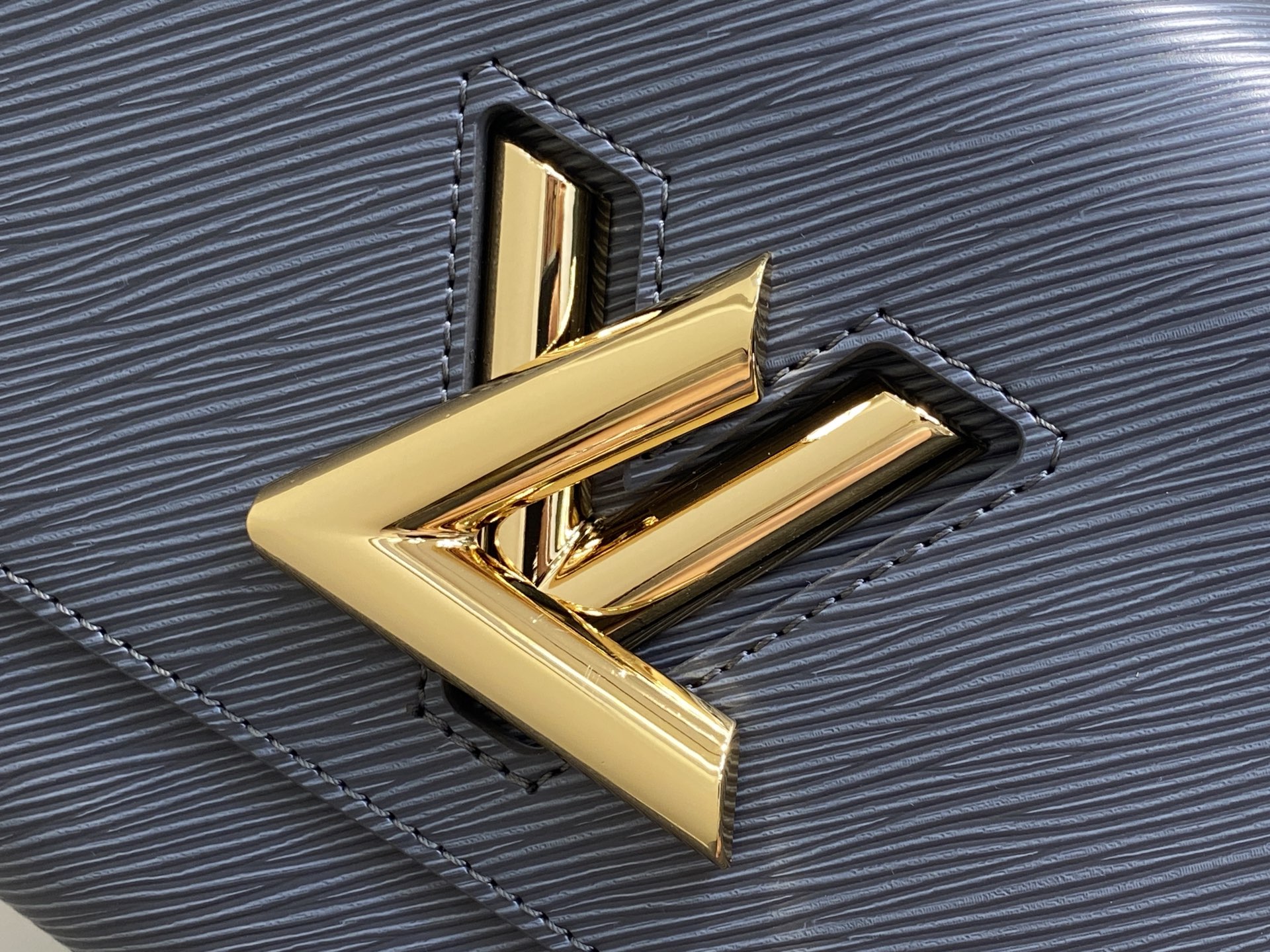 Louis Vuitton Twist MM Bag (23 x 16 x 8CM)