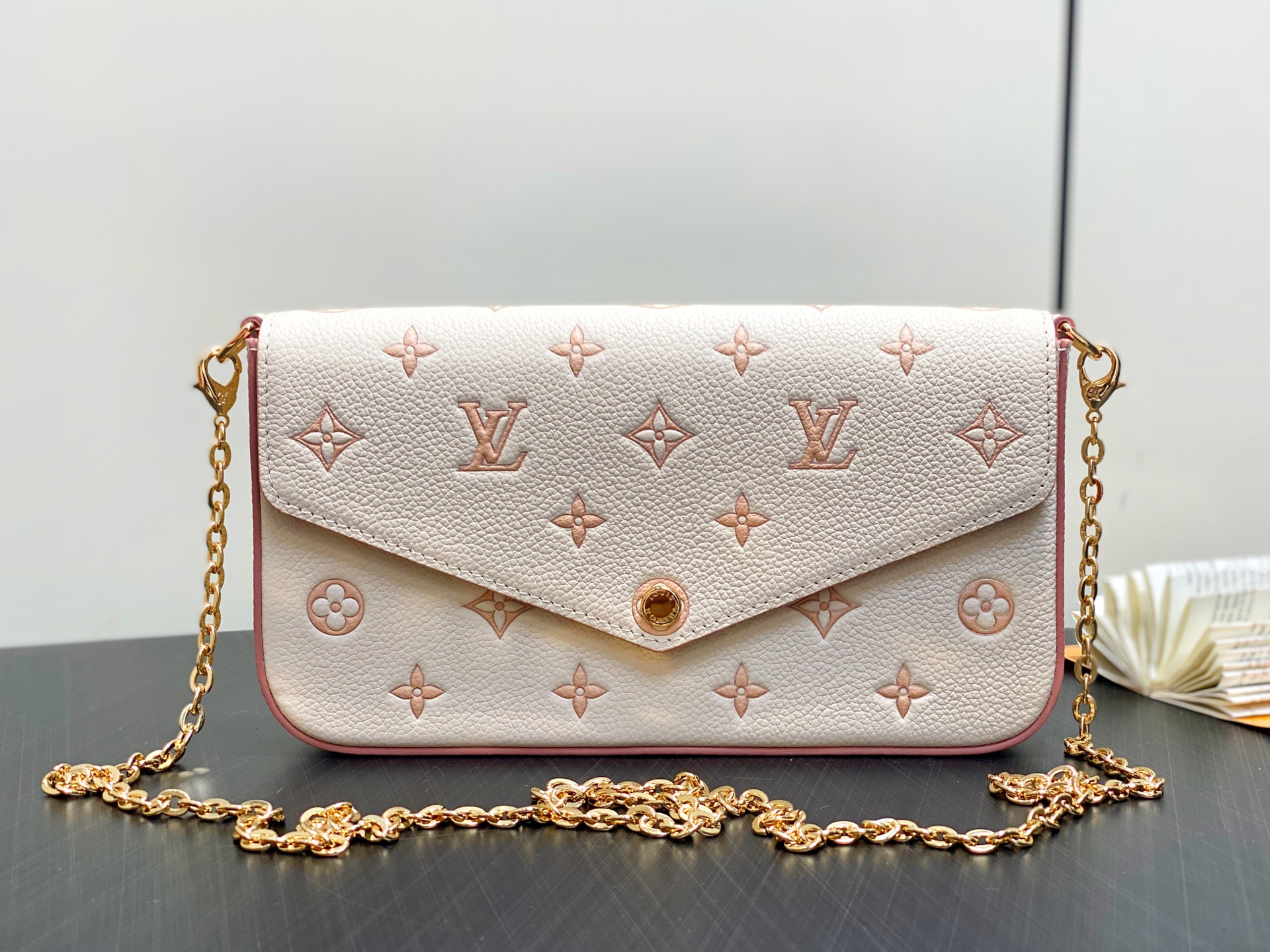 Louis Vuitton Pochette Felicie(21.0 x 11.0 x 2.0 CM)