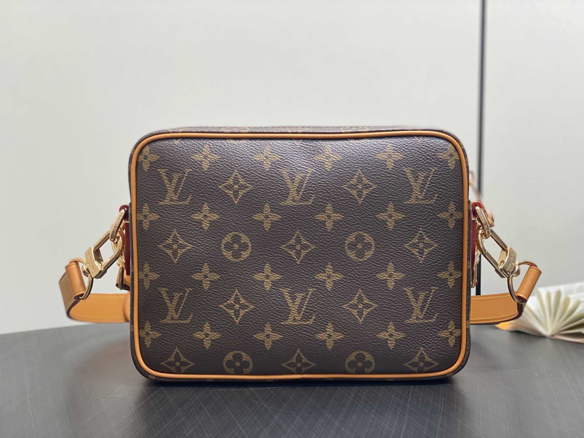 Louis Vuitton Nil Bd Bag (25.0× 9.0×15CM)