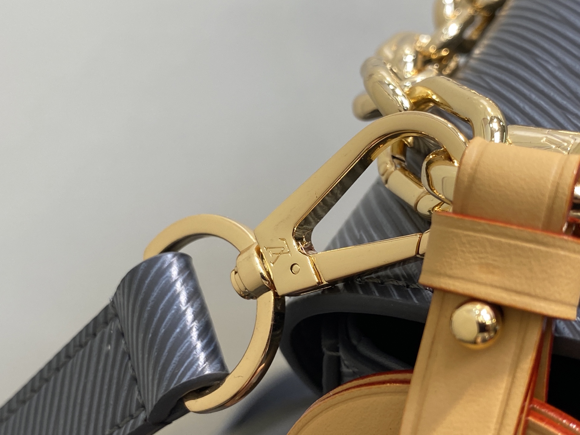 Louis Vuitton Twist MM Bag (23 x 16 x 8CM)