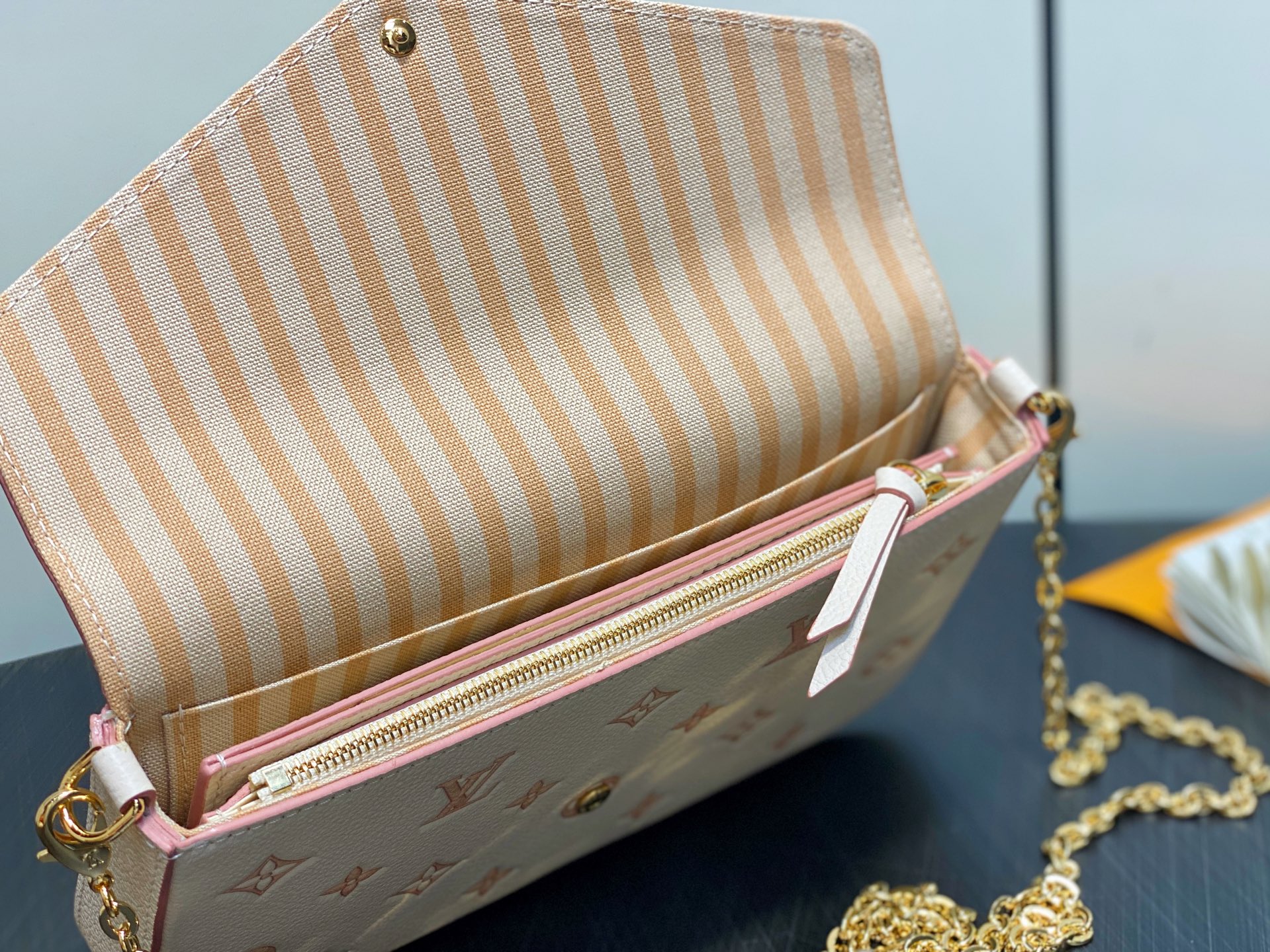 Louis Vuitton Pochette Felicie(21.0 x 11.0 x 2.0 CM)