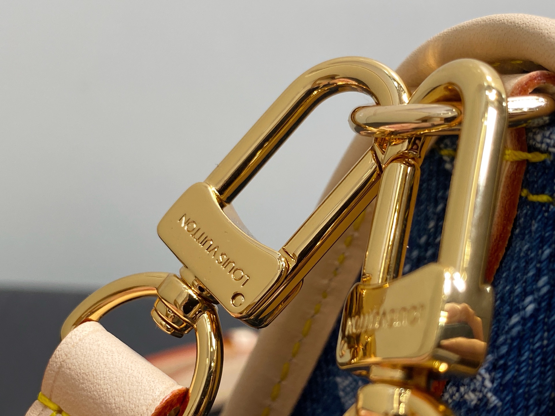 Louis Vuitton Nano Diane Bag (25.0× 9.0×15CM)