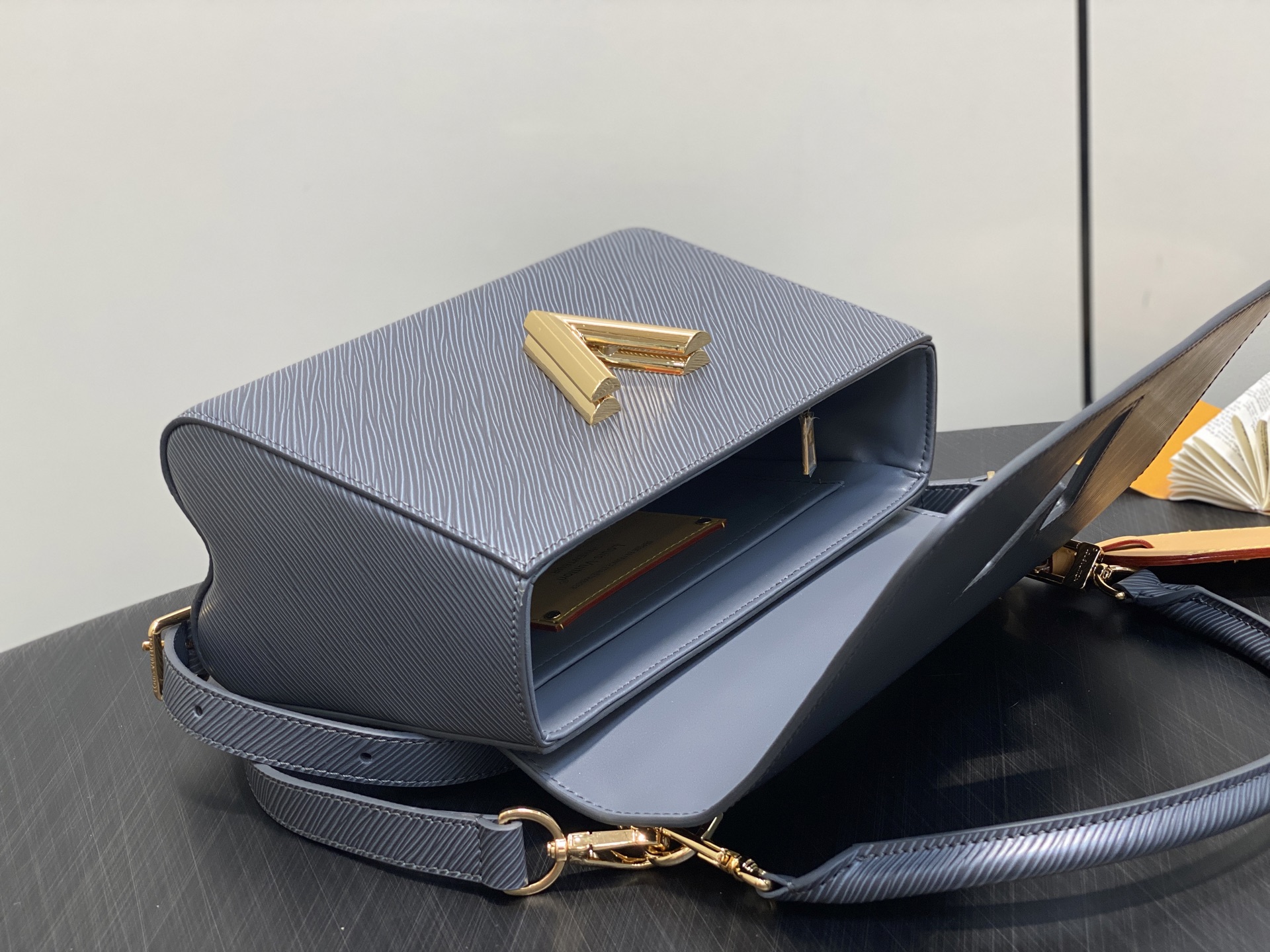 Louis Vuitton Twist MM Bag (23 x 16 x 8CM)