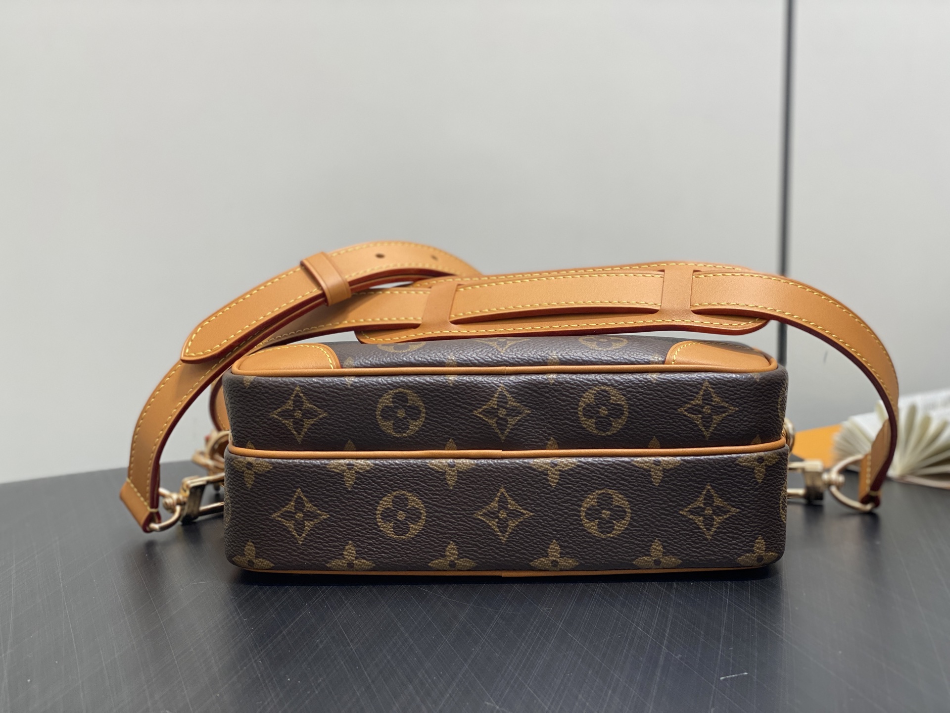 Louis Vuitton Nil Bd Bag (25.0× 9.0×15CM)