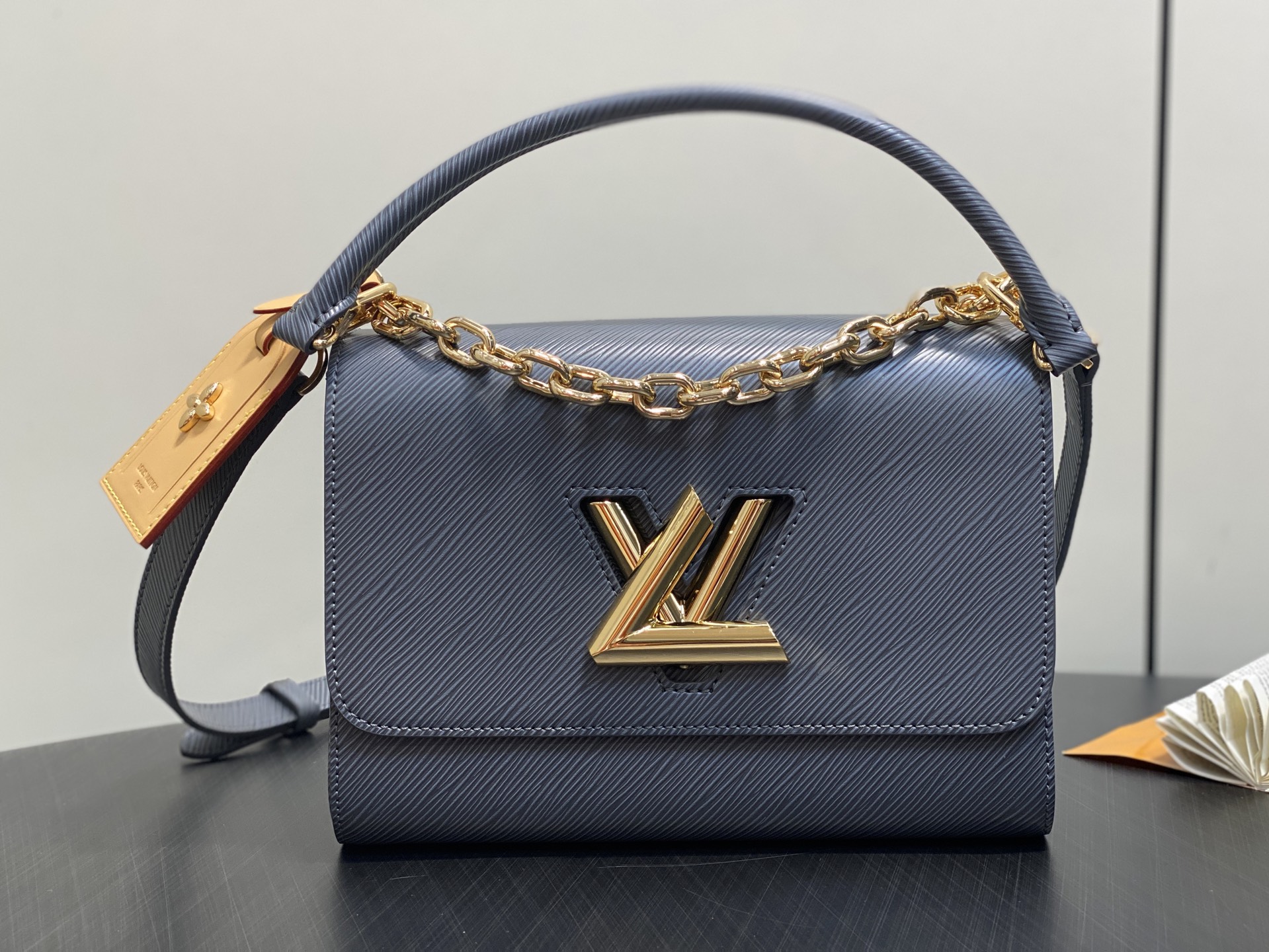 Louis Vuitton Twist MM Bag (23 x 16 x 8CM)