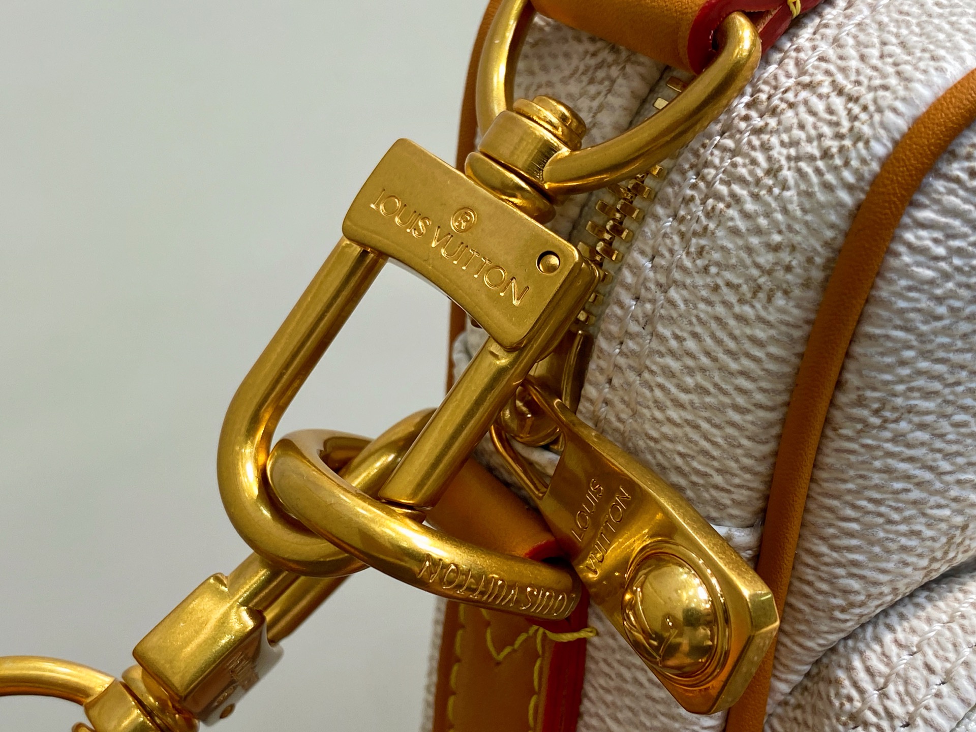 Louis Vuitton Nil Bag(17.5 x 11 x 25CM)