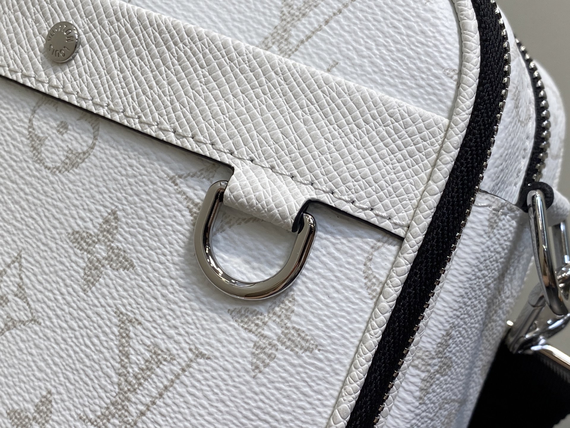 Louis Vuitton Alpha Messenger Bag (16 x 8 x 24CM)