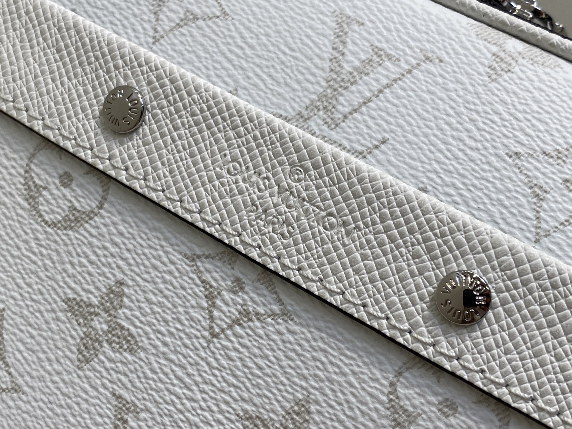 Louis Vuitton Alpha Messenger Bag (16 x 8 x 24CM)