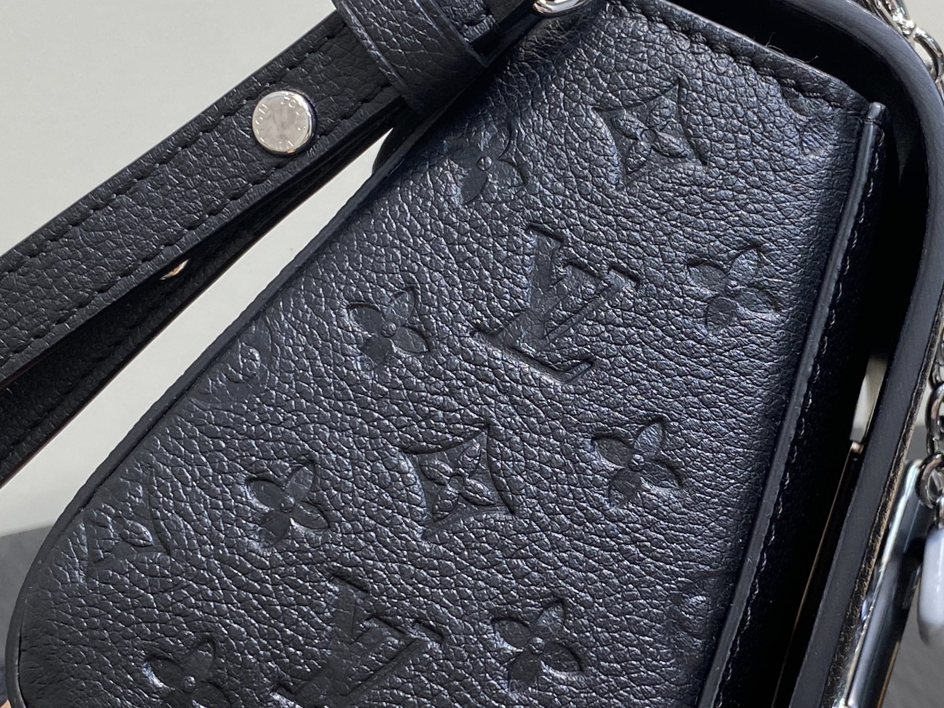 Louis Vuitton Twist Slim Bag (15 x 7 x 19CM)