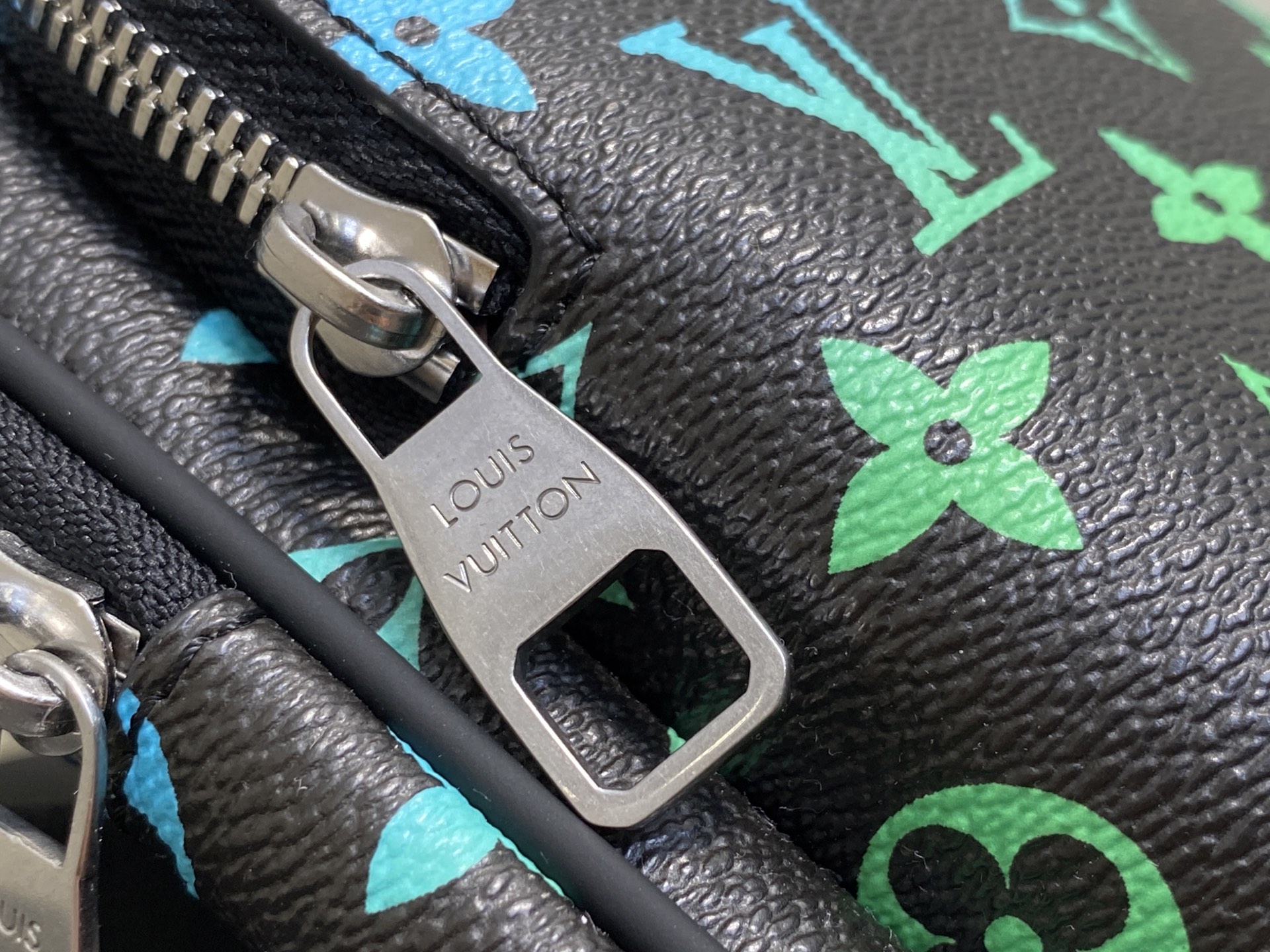 LV Avenue Bag(16 x 33 x 5.7CM)