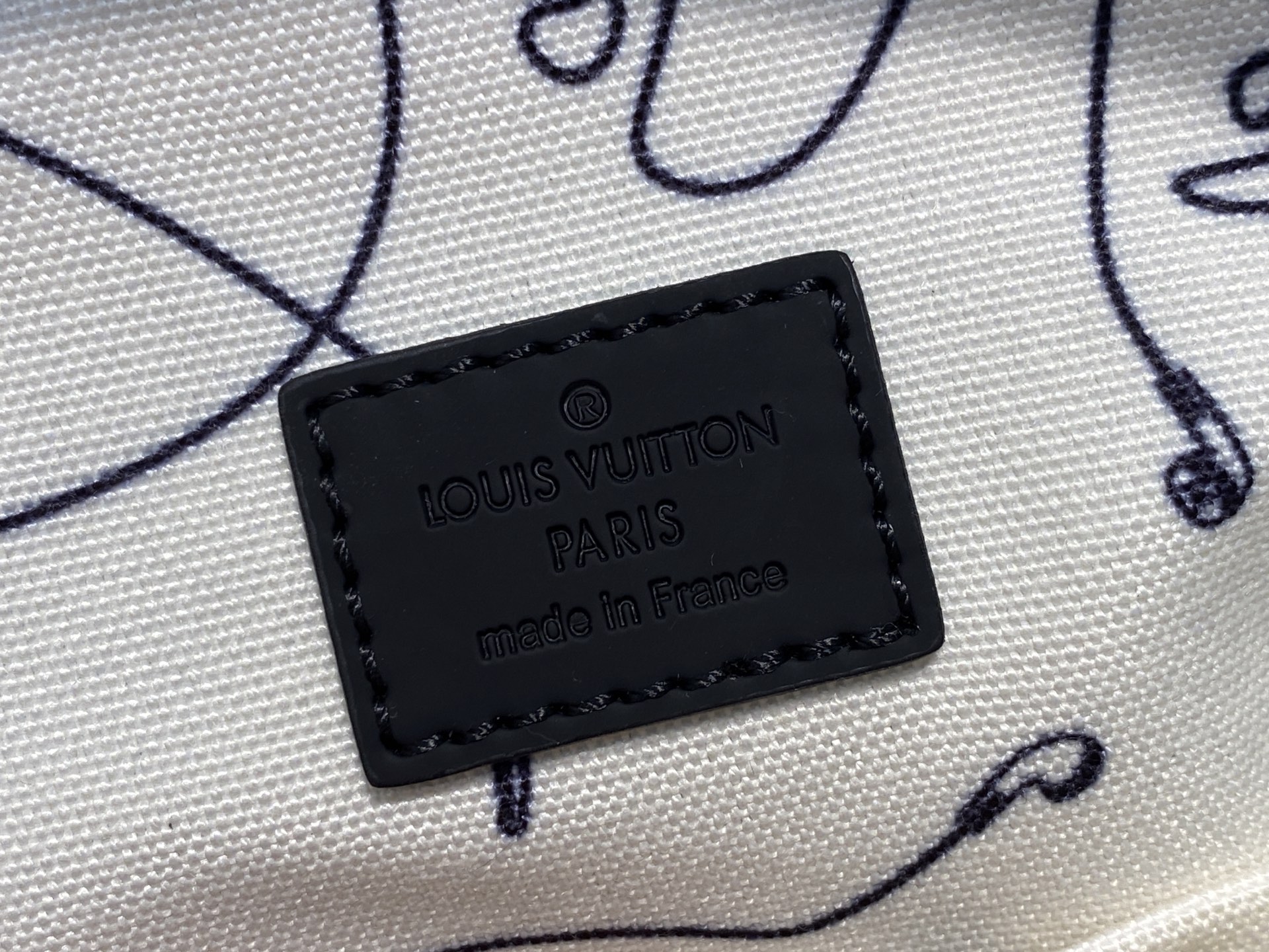 LV Avenue Bag(16 x 33 x 5.7CM)