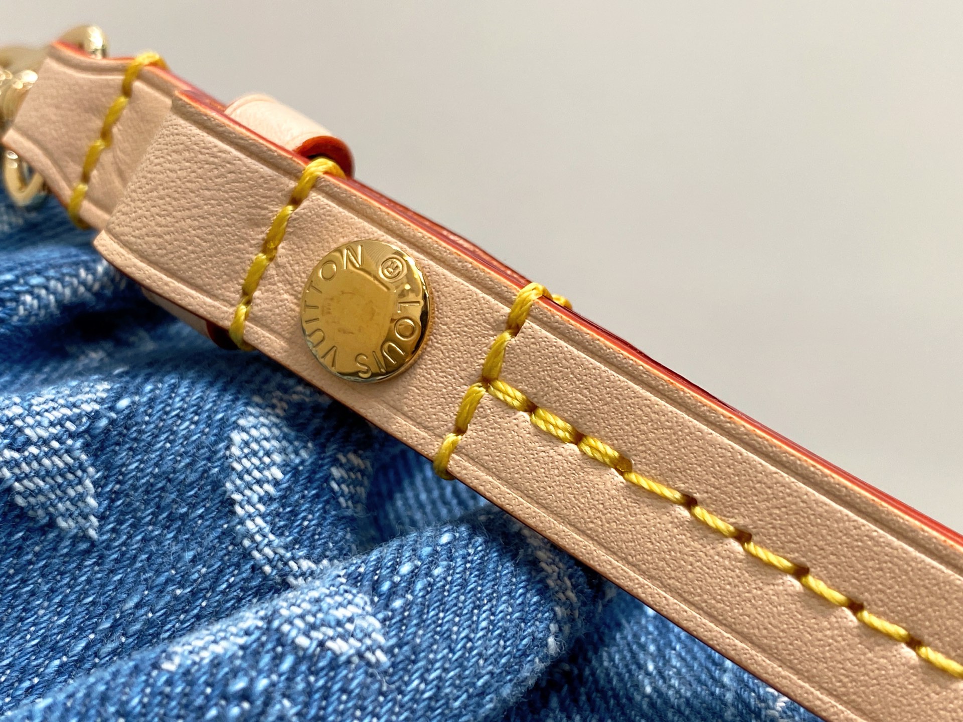 Louis Vuitton Pochette Valley  (15 x 7 x 21)CM)