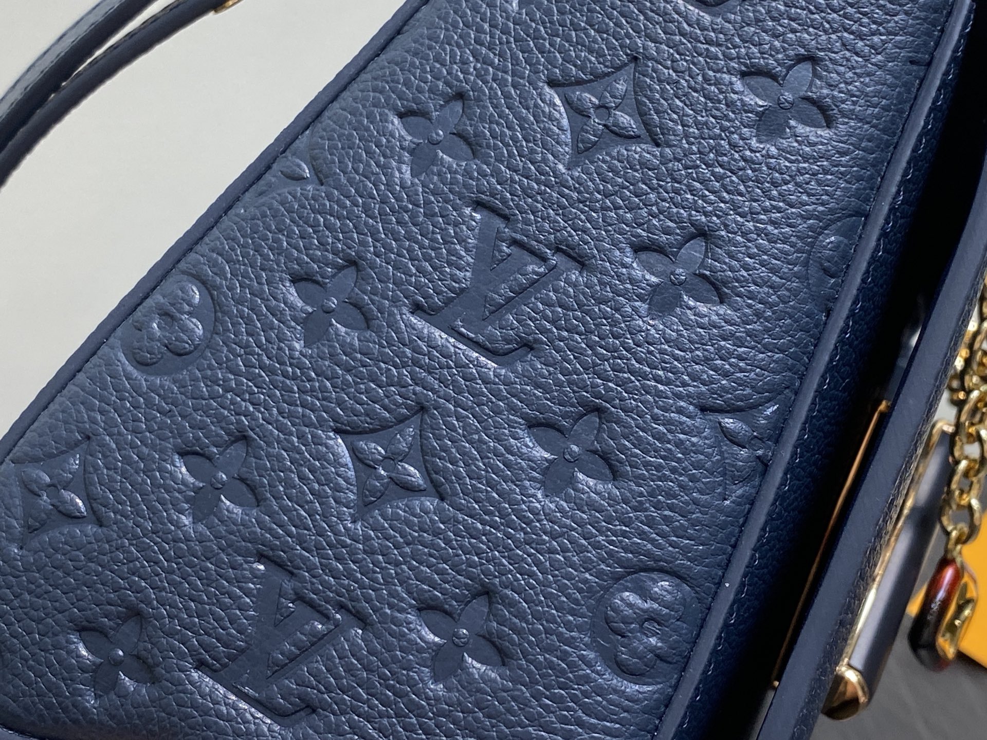 Louis Vuitton Twist Slim MM Bag (23 x 16 x 8CM)