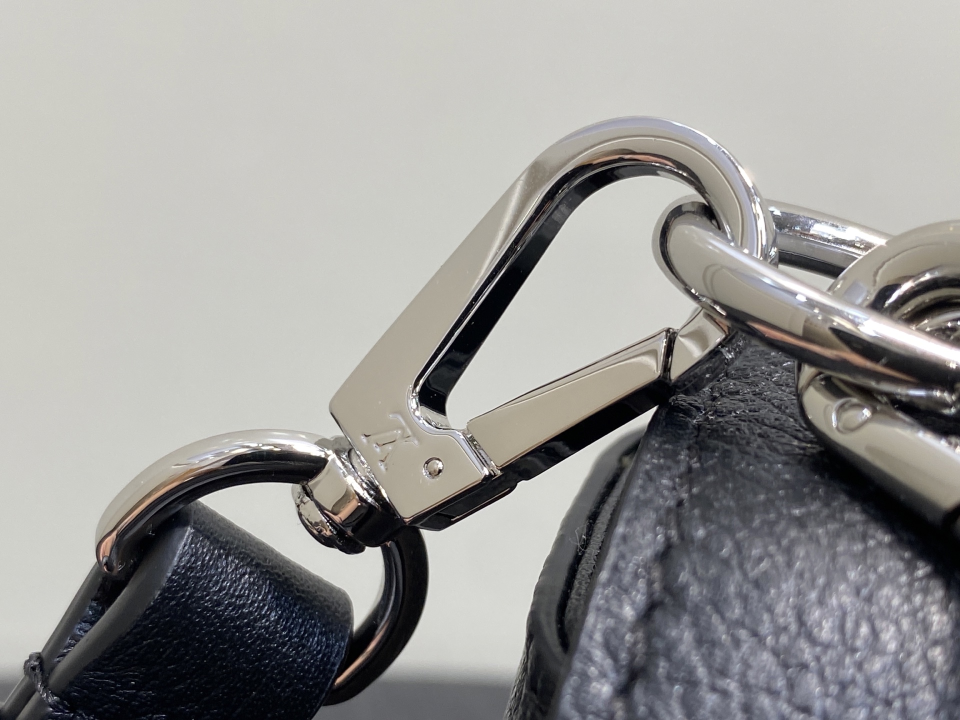 Louis Vuitton Twist Slim Bag (15 x 7 x 19CM)