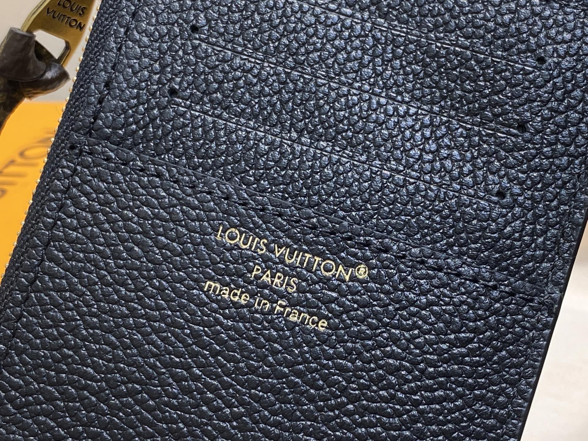 Louis Vuitton Low Key Card Holder(8.5 x 1 x 13CM)