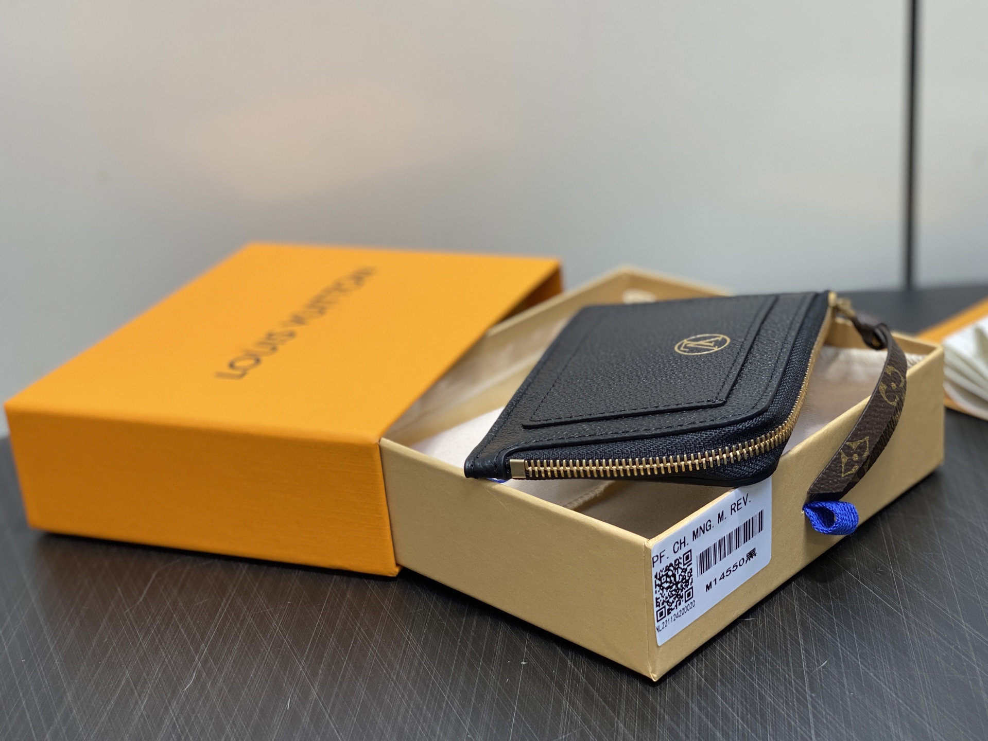 Louis Vuitton Low Key Card Holder(8.5 x 1 x 13CM)