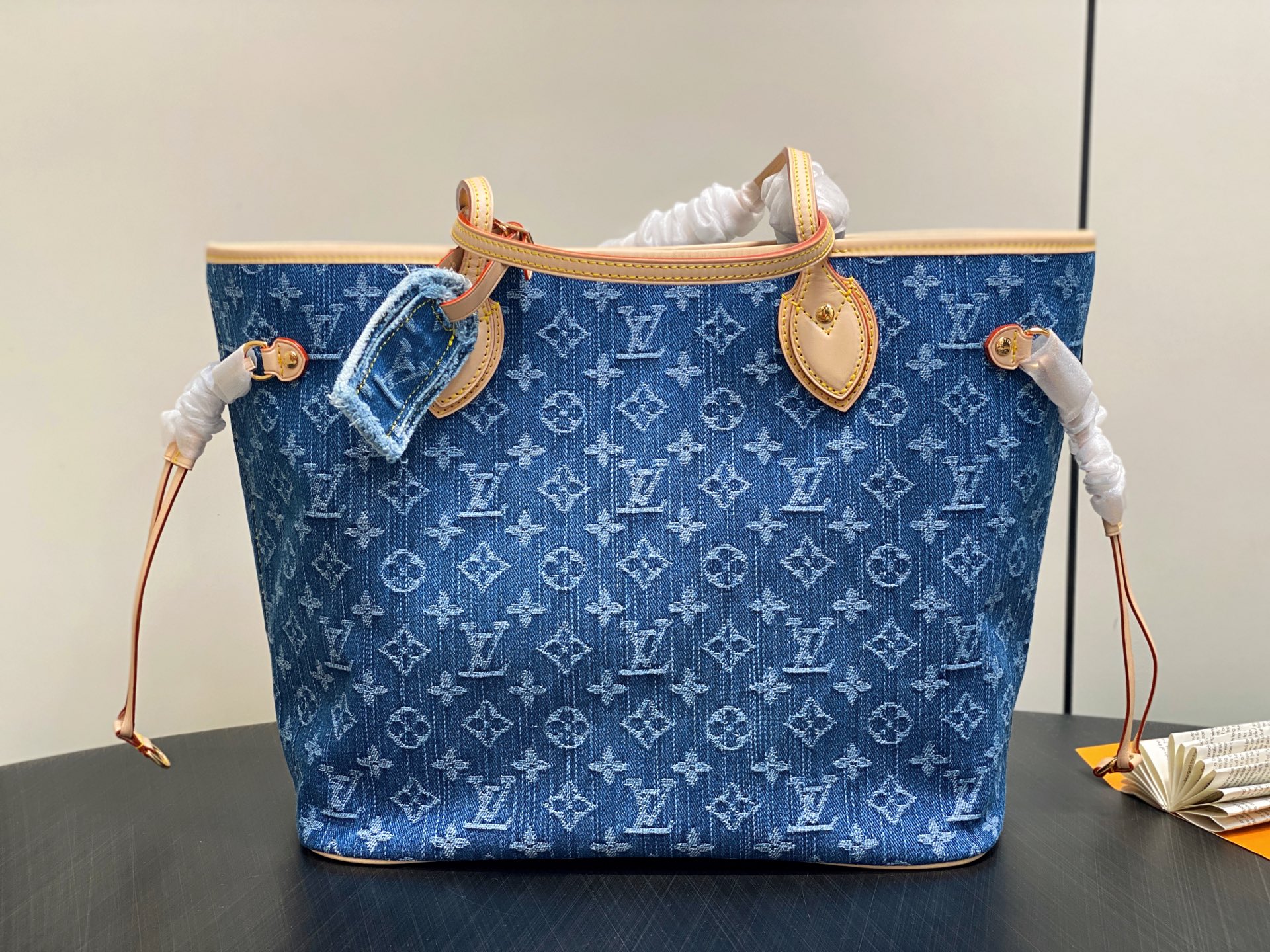 Louis Vuitton Neverfull MM-31 x 28 x 14CM