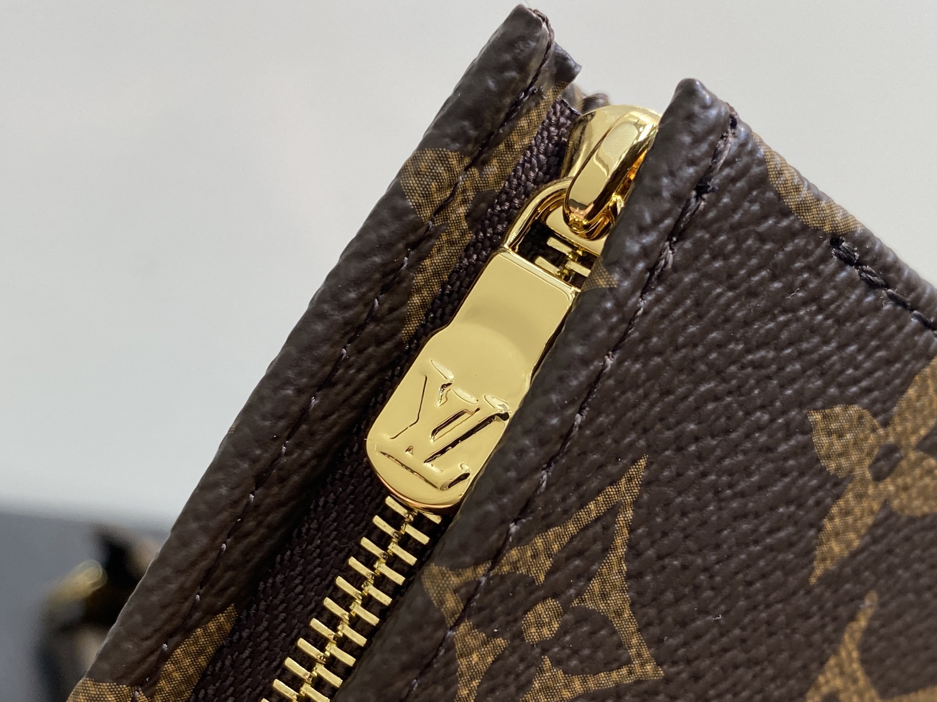 Louis Vuitton Trio Mon Monogram Pouch(20 x 5.5 x 25CM)