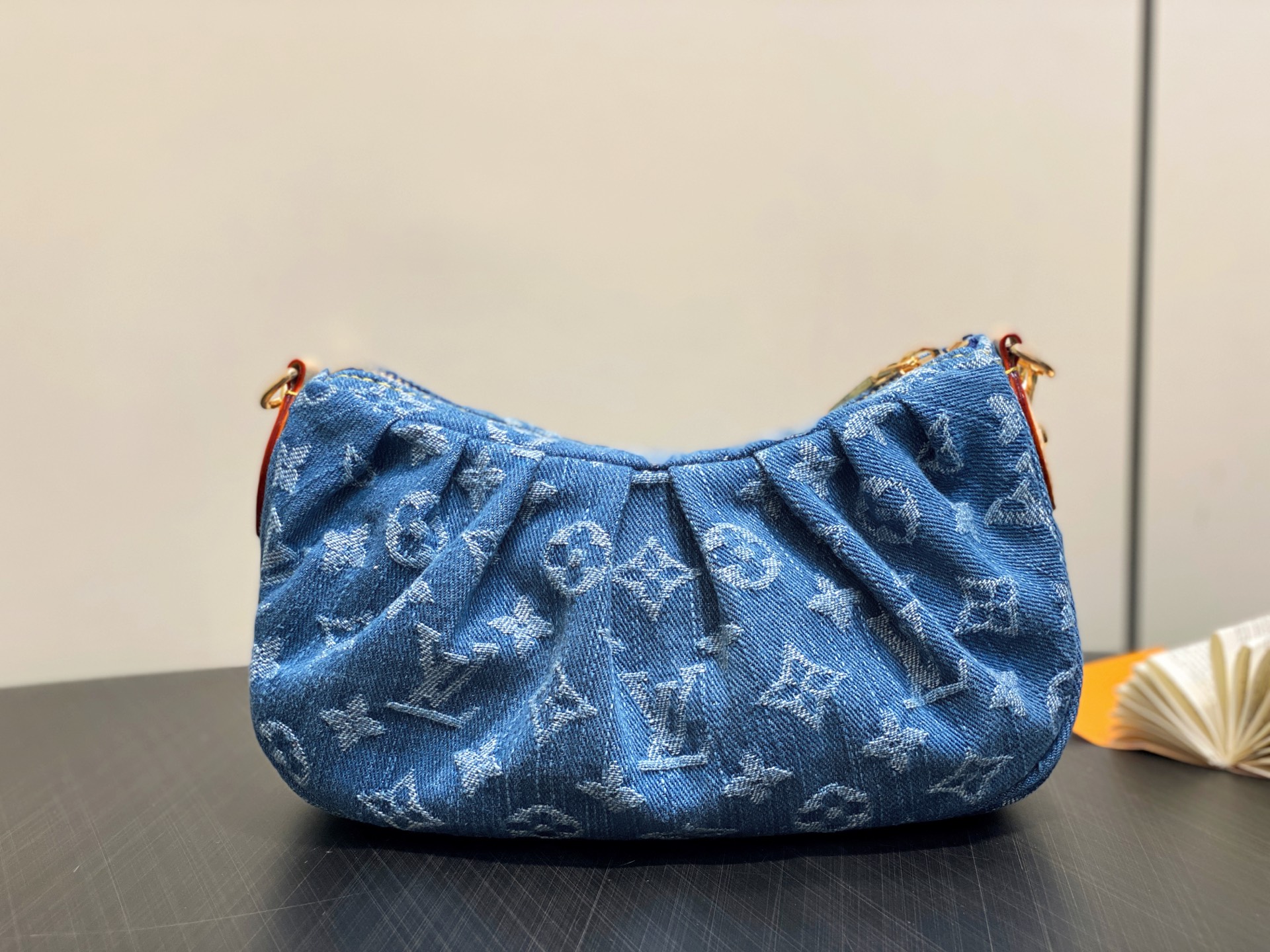 Louis Vuitton Pochette Valley  (15 x 7 x 21)CM)