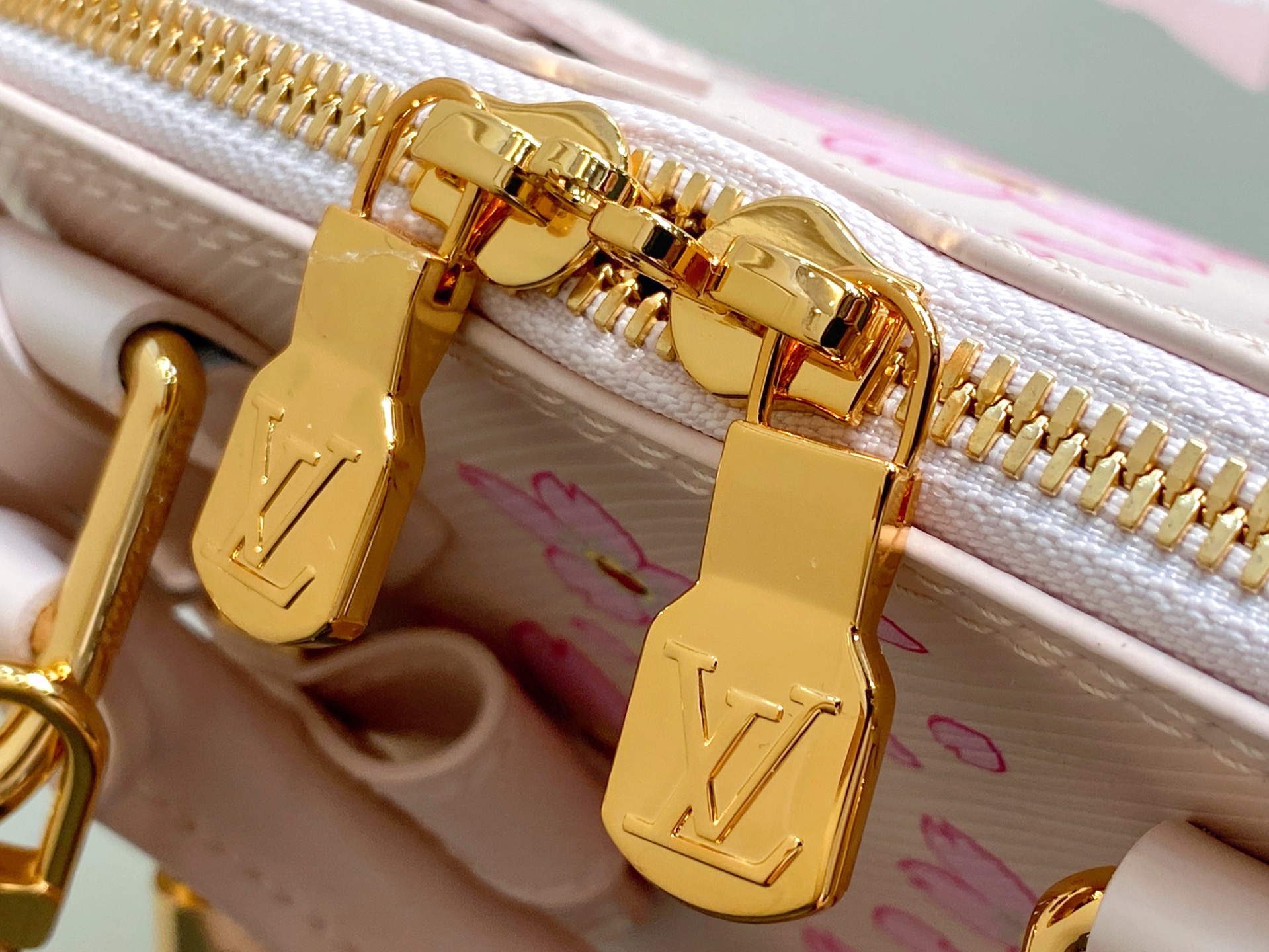 LV × TM ALMA BB(23.5 x 17.5 x 11.5)